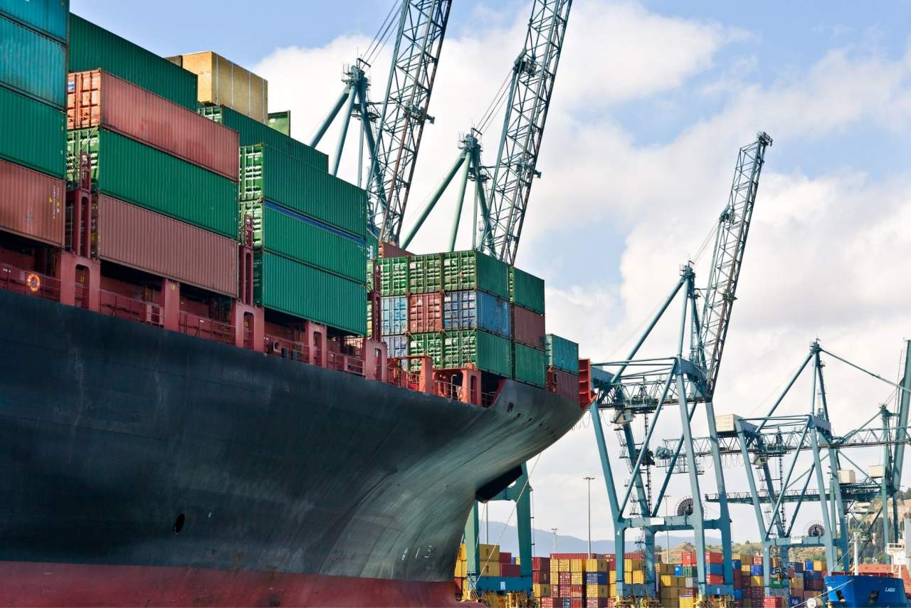 ¿En qué consisten los servicios modulares de transporte mundial aéreo y marítimo?