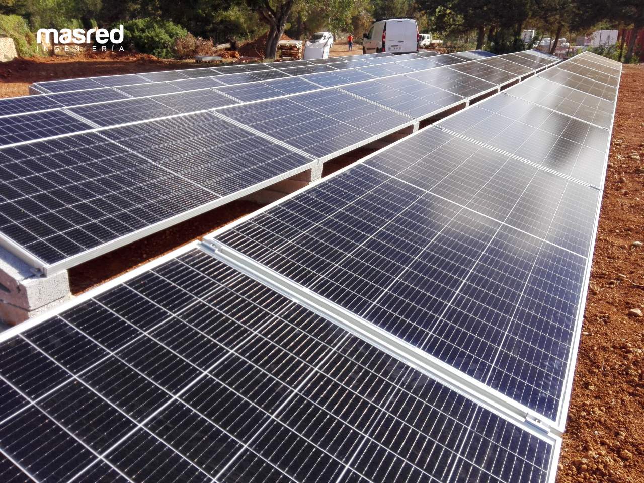El funcionamiento de las empresas de ingenieros que gestionan la instalación aislada de la energía solar