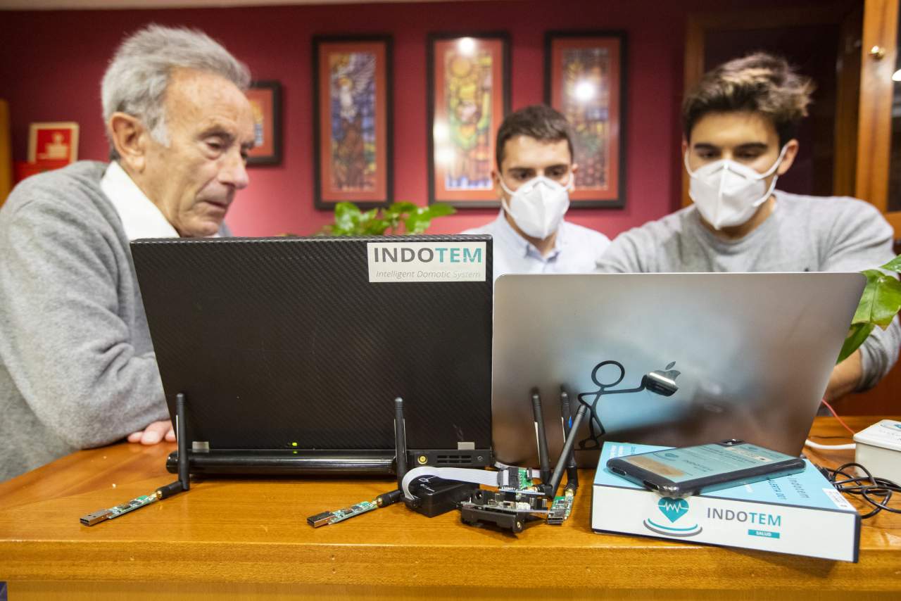 Indotem: dos emprendedores españoles crean un sistema de teleasistencia que garantiza la seguridad no invasiva de los mayores