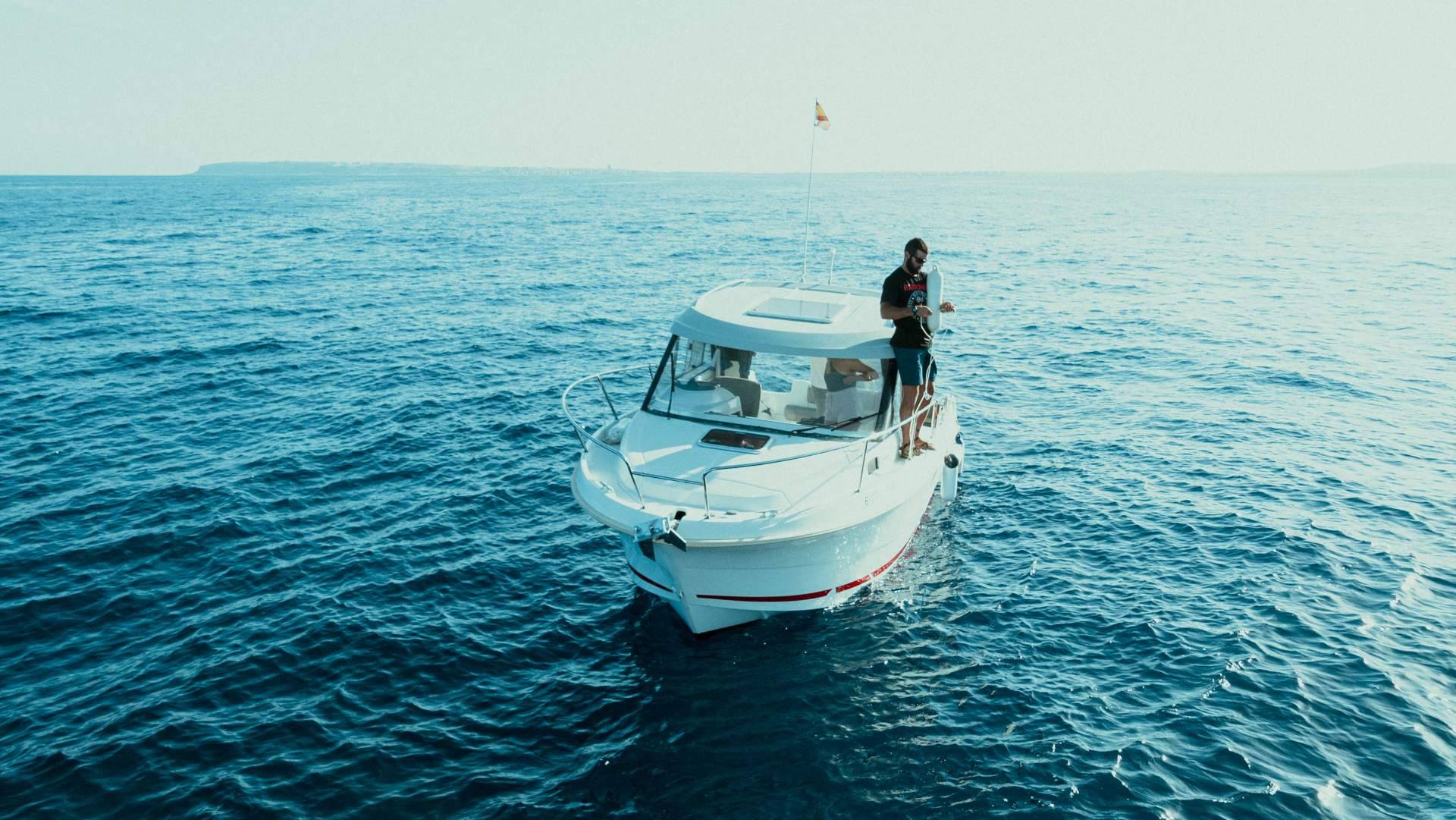 ¿Cuál es la mejor temporada para alquilar barcos en Alicante según Sur La Mer?