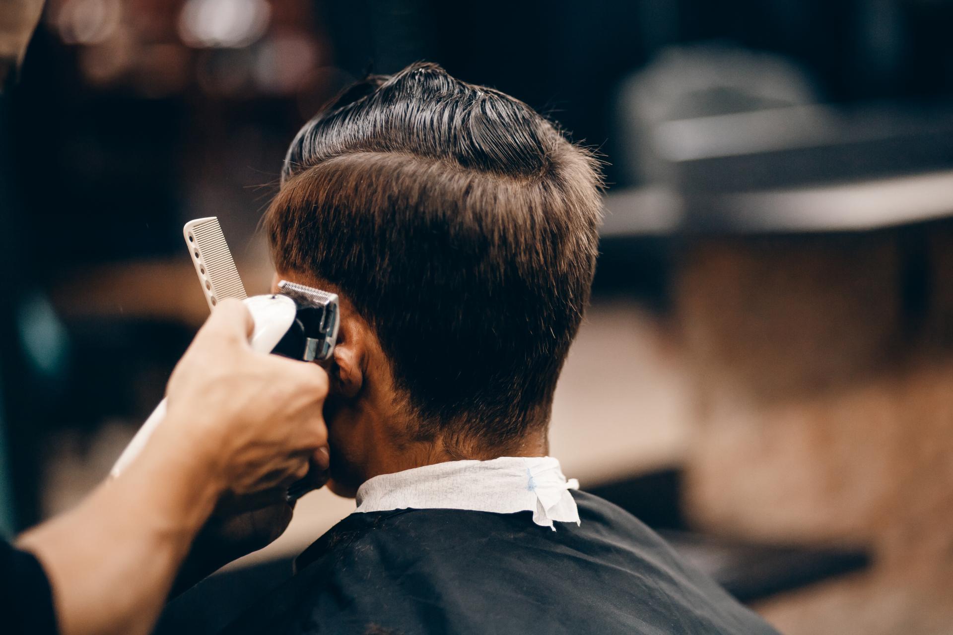 Cortarse el pelo gratis es actualmente posible gracias a Formación de Peluquería de Caballeros, peluquería para hombre en Madrid