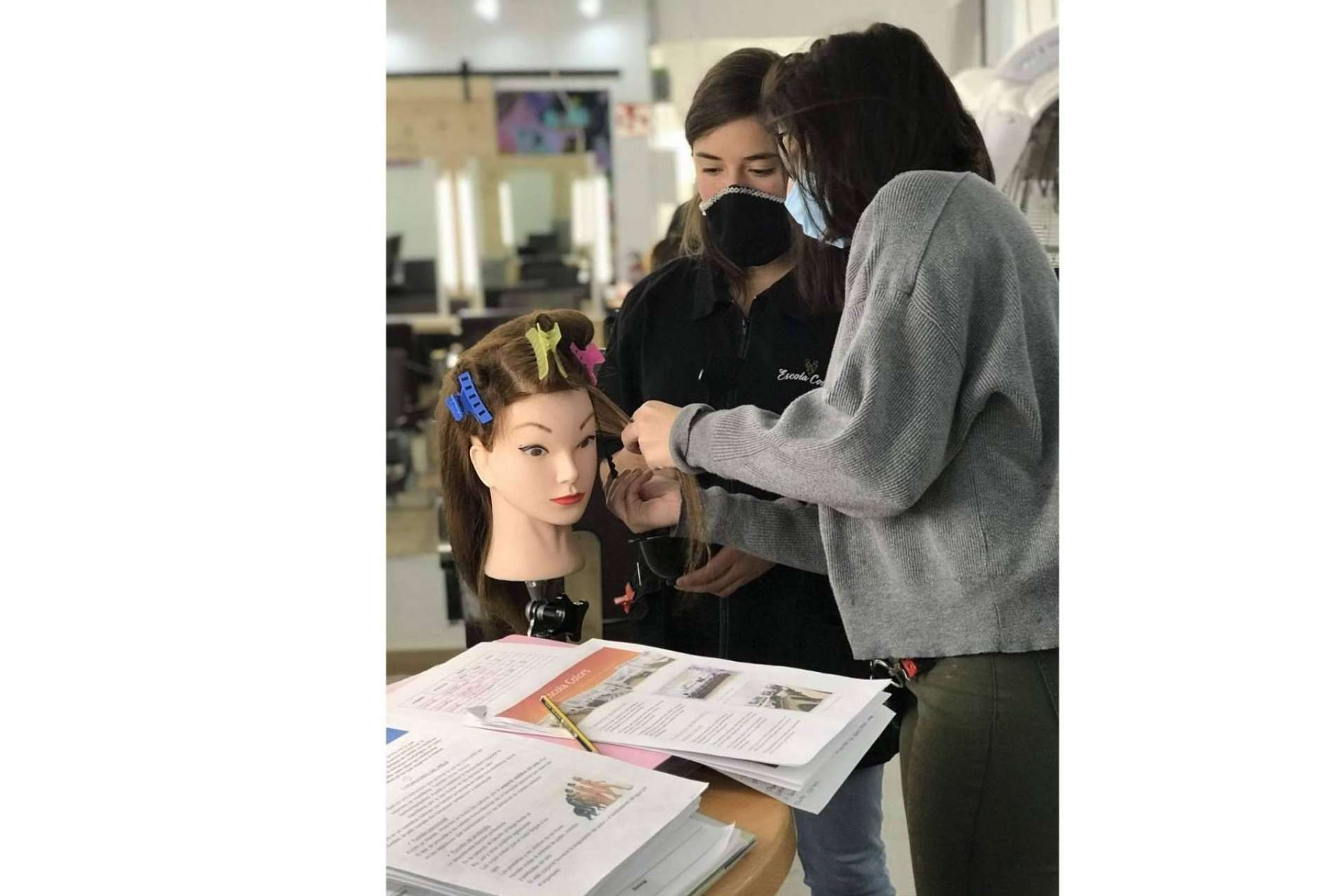 ¿Cuáles son los mejores cursos FP de peluquería en Barcelona?: Academia Colors