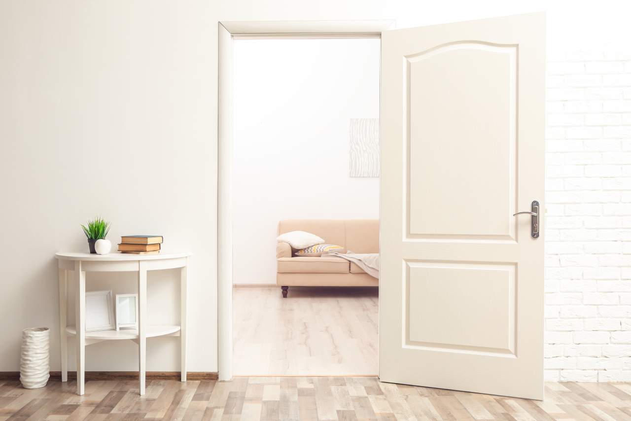 Las puertas blancas de interior de LosmaStudio son una de las opciones más habituales en la decoración del hogar