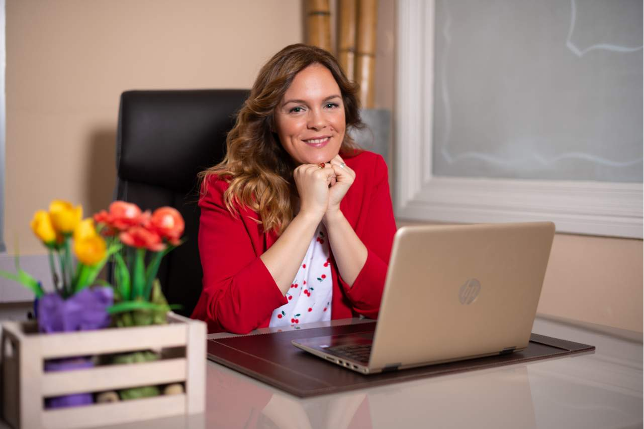 Kelly González ayuda a mujeres con creando empresarias