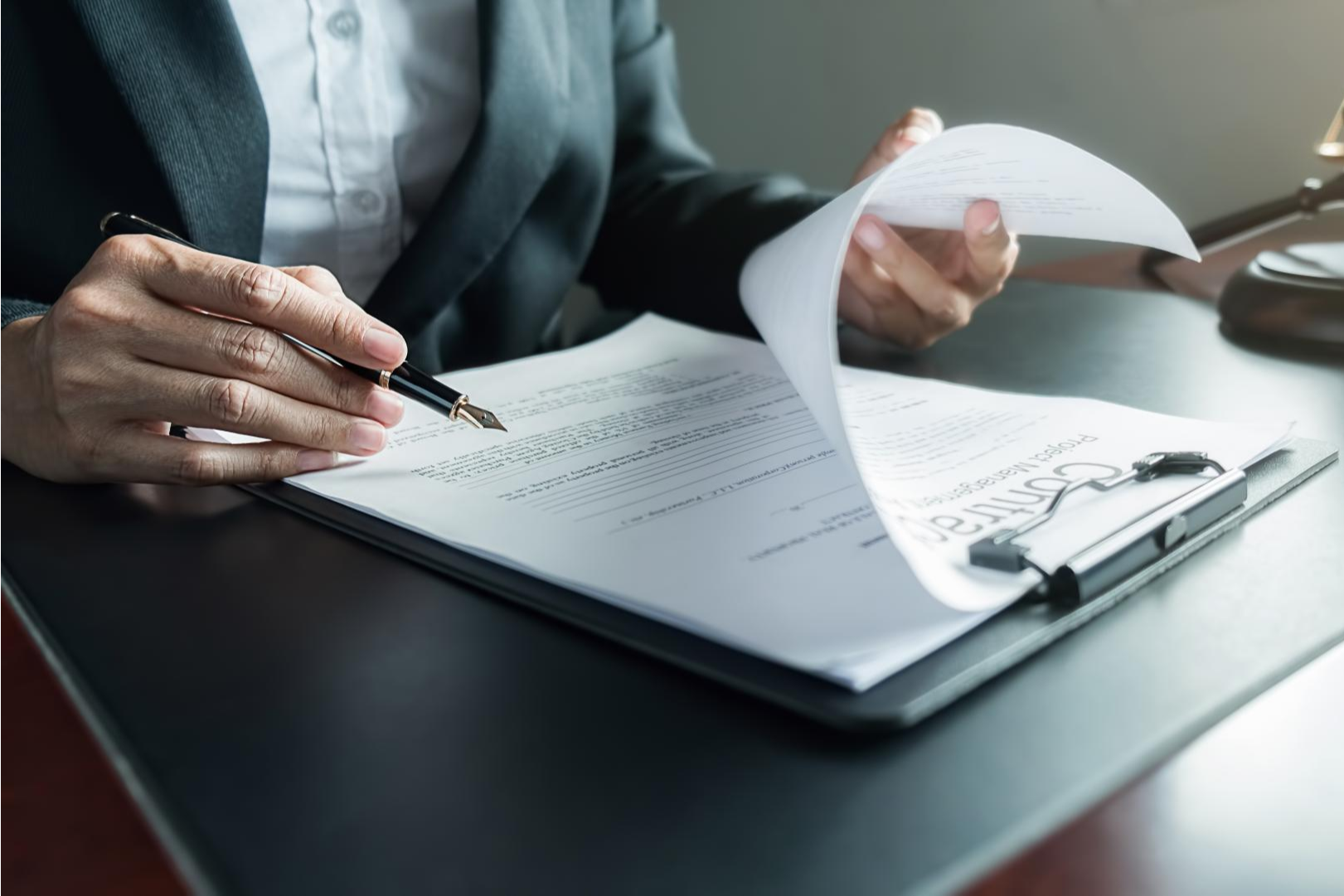 Servicio de abogado mercantil en el bufete de abogados Ackermann & Schwartz