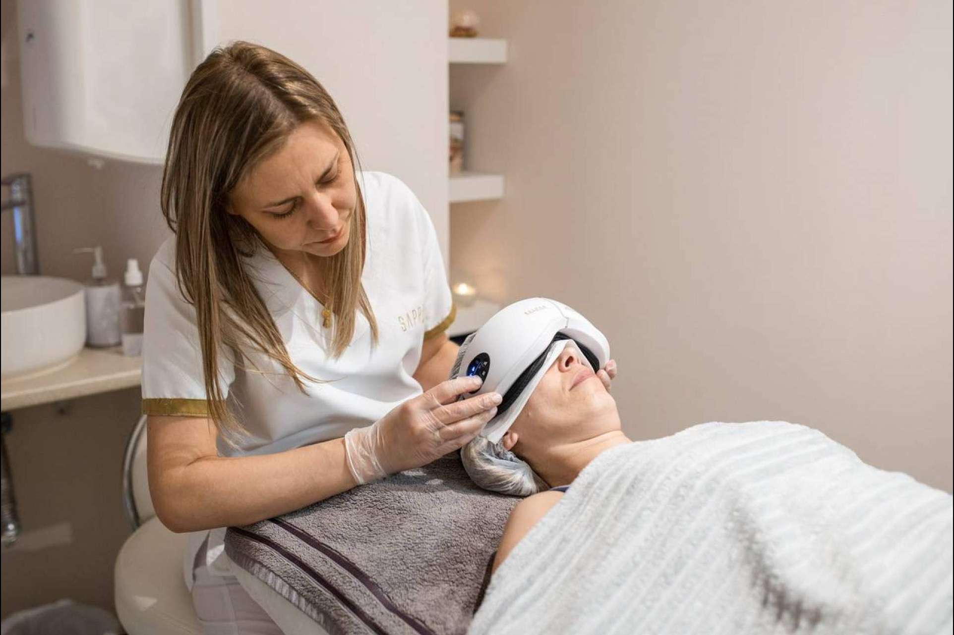 El exclusivo tratamiento con las gafas de presoterapia ocular Iridium realizado en el centro Sapphira Privé Logroño
