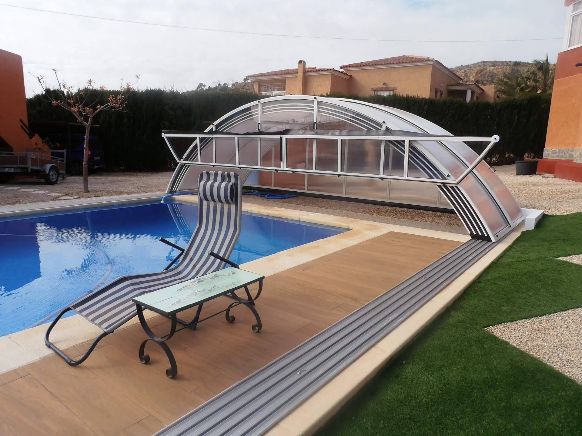 Las cubiertas adaptables COVERTTO protegen las piscinas todo el año