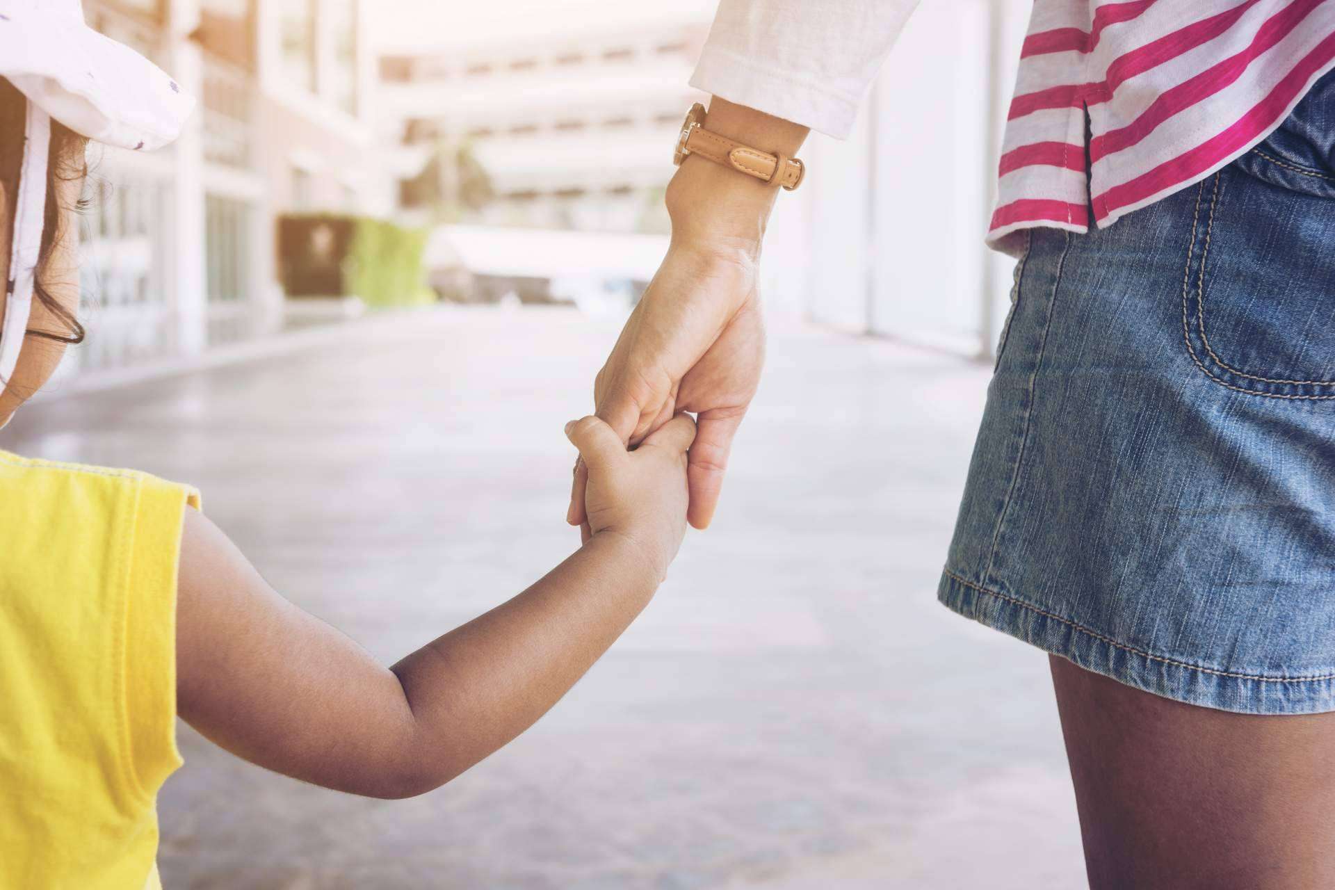 Migrow: ¿Qué es el permiso de residencia por hijo español?