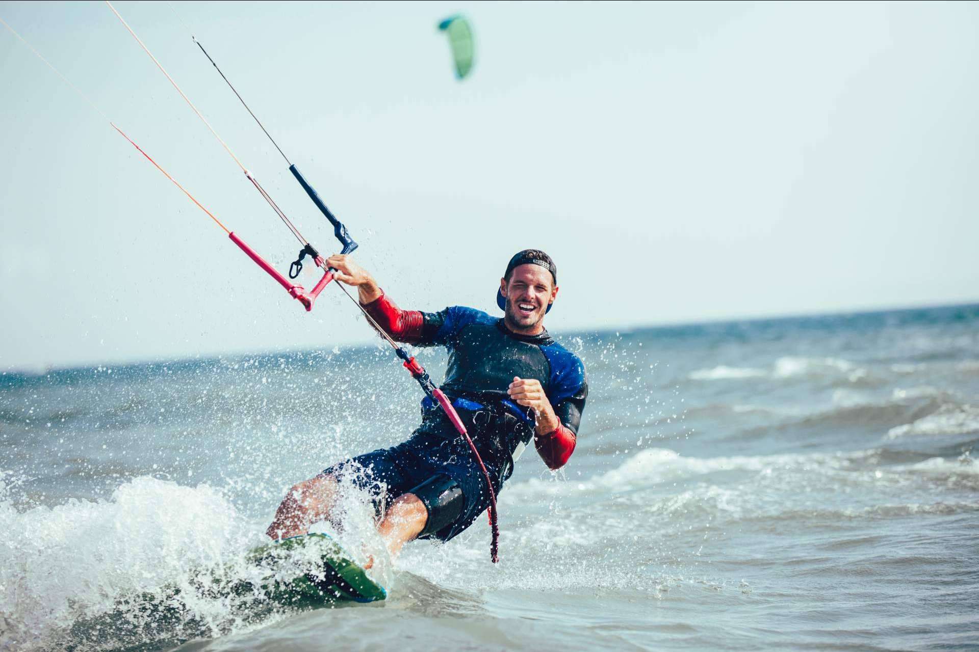 La escuela de kitesurf que ofrece cursos para principiantes y avanzados en Tarifa: 3 Sixty Kite School Tarifa