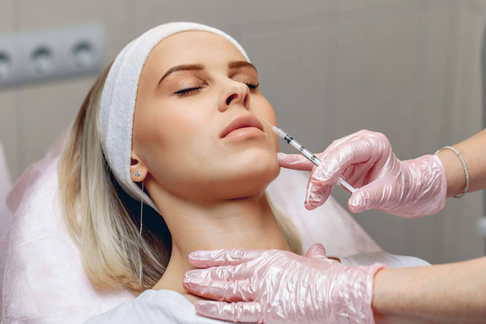 Eliminación de las bolsas de los ojos con ácido hialurónico en la Clínica ABB Medicina Estética