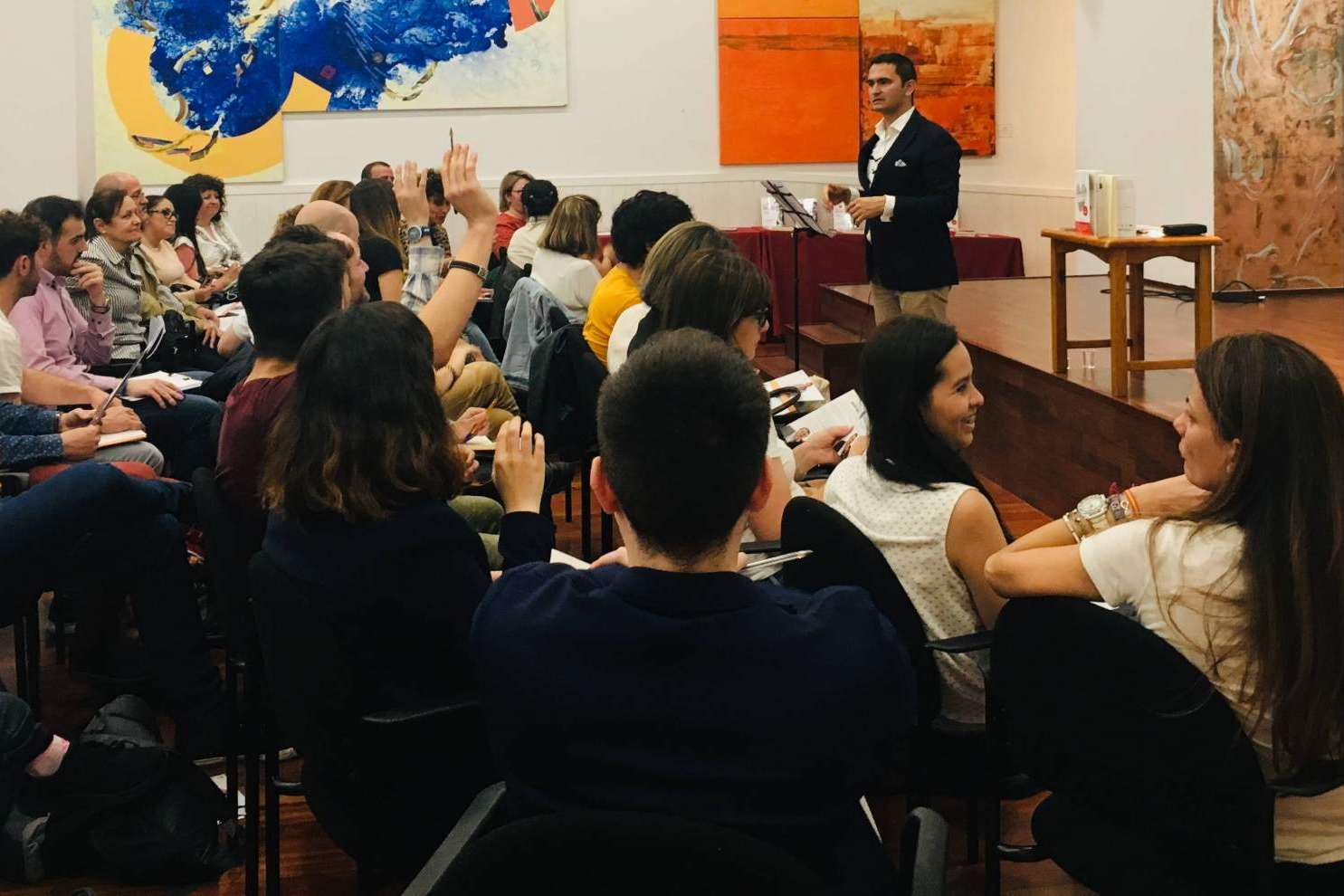 Desarrollar habilidades para el emprendimiento se establece como la clave del desarrollo personal, según Fabián González