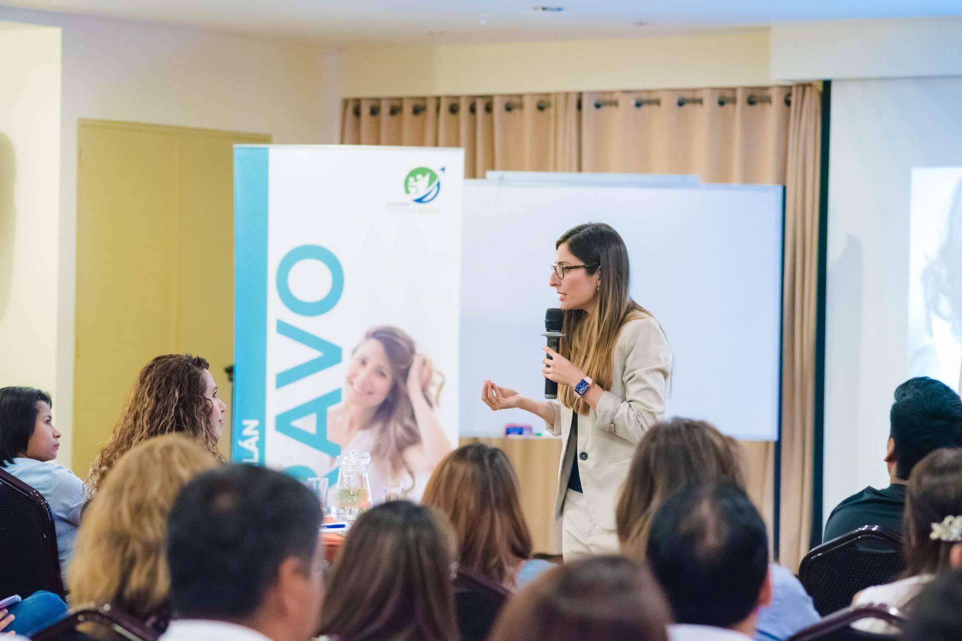 ¿Cómo hablar en público y tener éxito gracias a Mónica Galán Bravo, experta en comunicación verbal y no verbal?