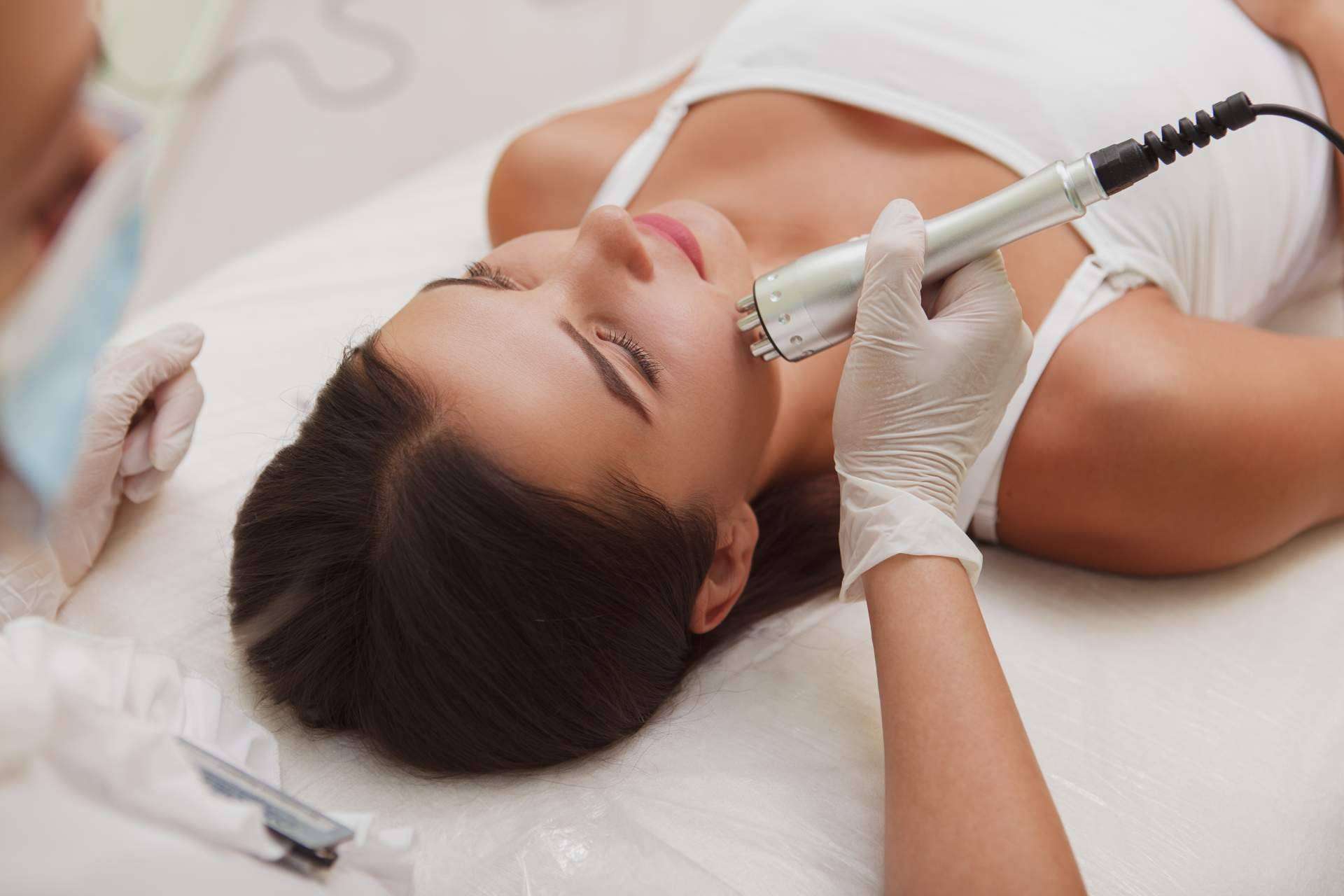 Uno de los métodos no invasivos mejor considerados para rejuvenecer la piel es la radiofrecuencia facial