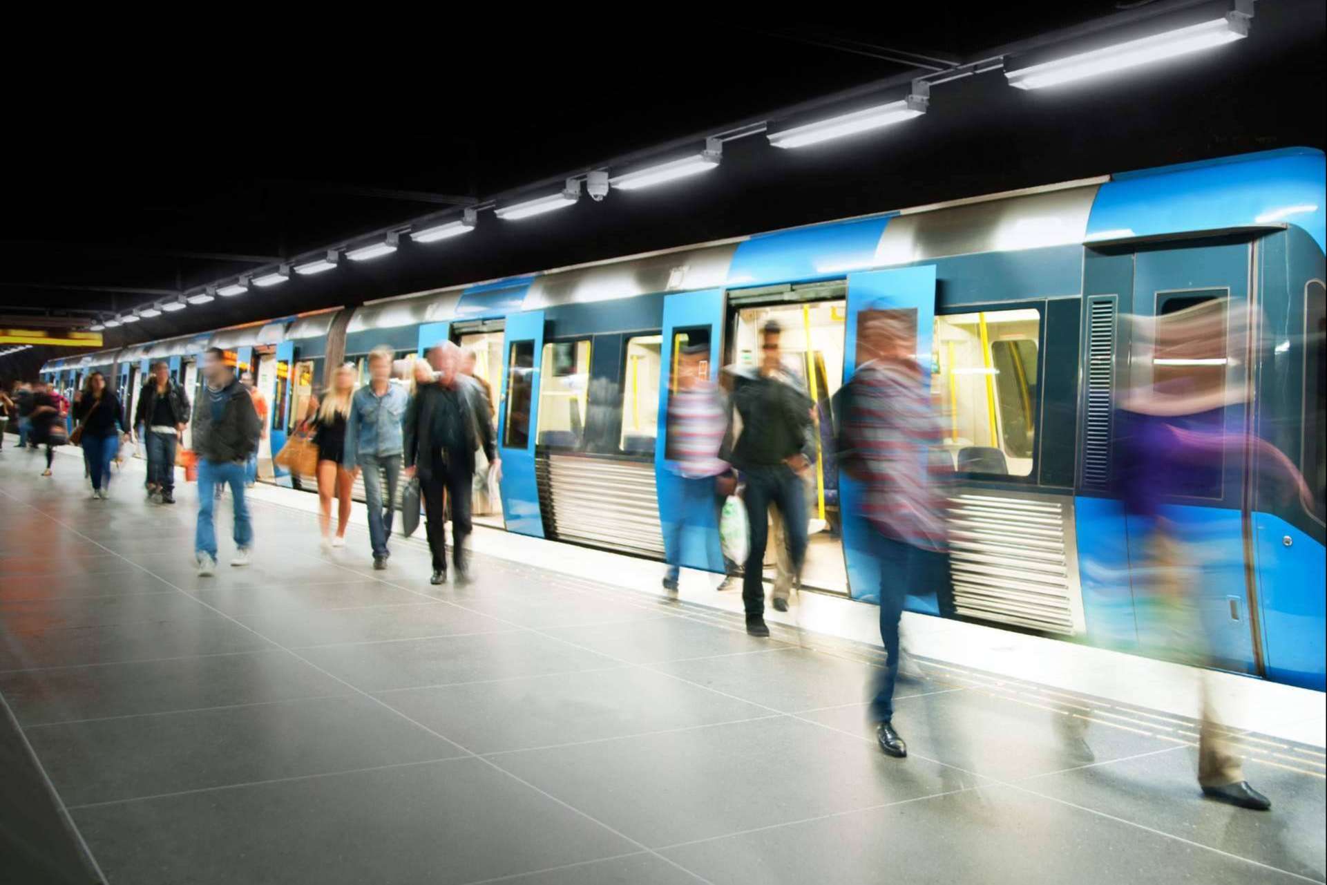 Diseñar una estrategia de publicidad en el metro de Madrid con Ecco Diez