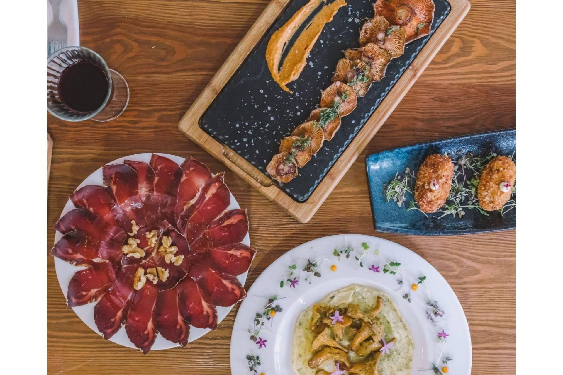 El Restaurante Vic Brasería es reconocido por la carne y verdura a la brasa y la cocina de alimentos sin gluten