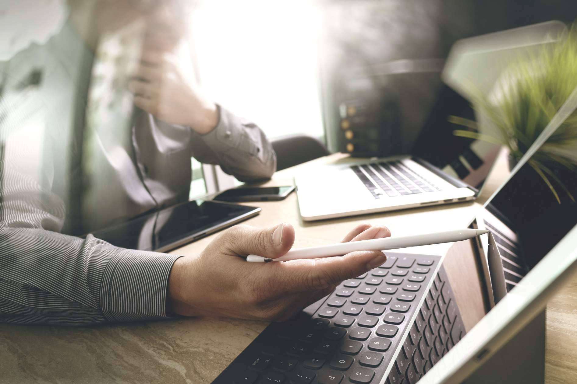Trabajar desde una laptop y vivir de Internet con Ofertas777
