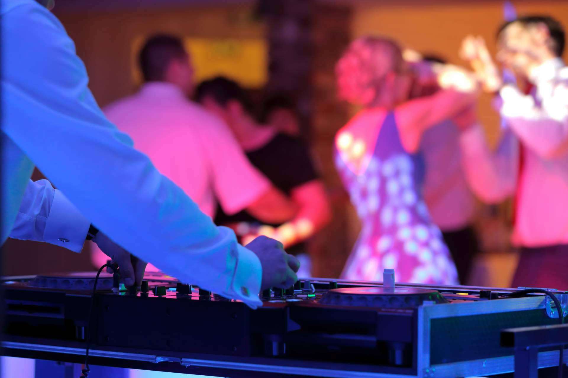Iñaki Musik: música y DJ para bodas