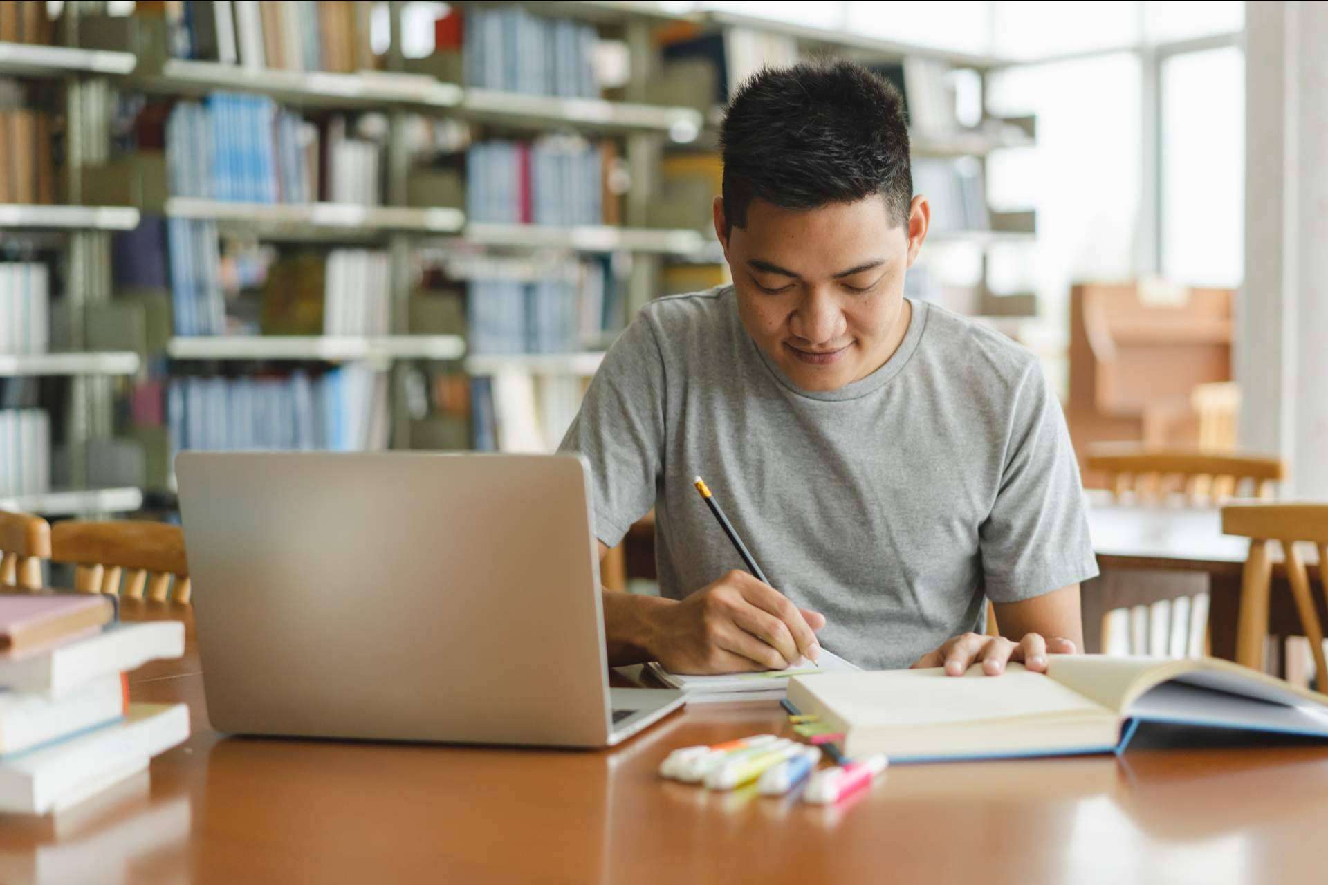 Éxito de trabajos de Fin de Grado gracias a Ayuda Universitaria Cum Laude