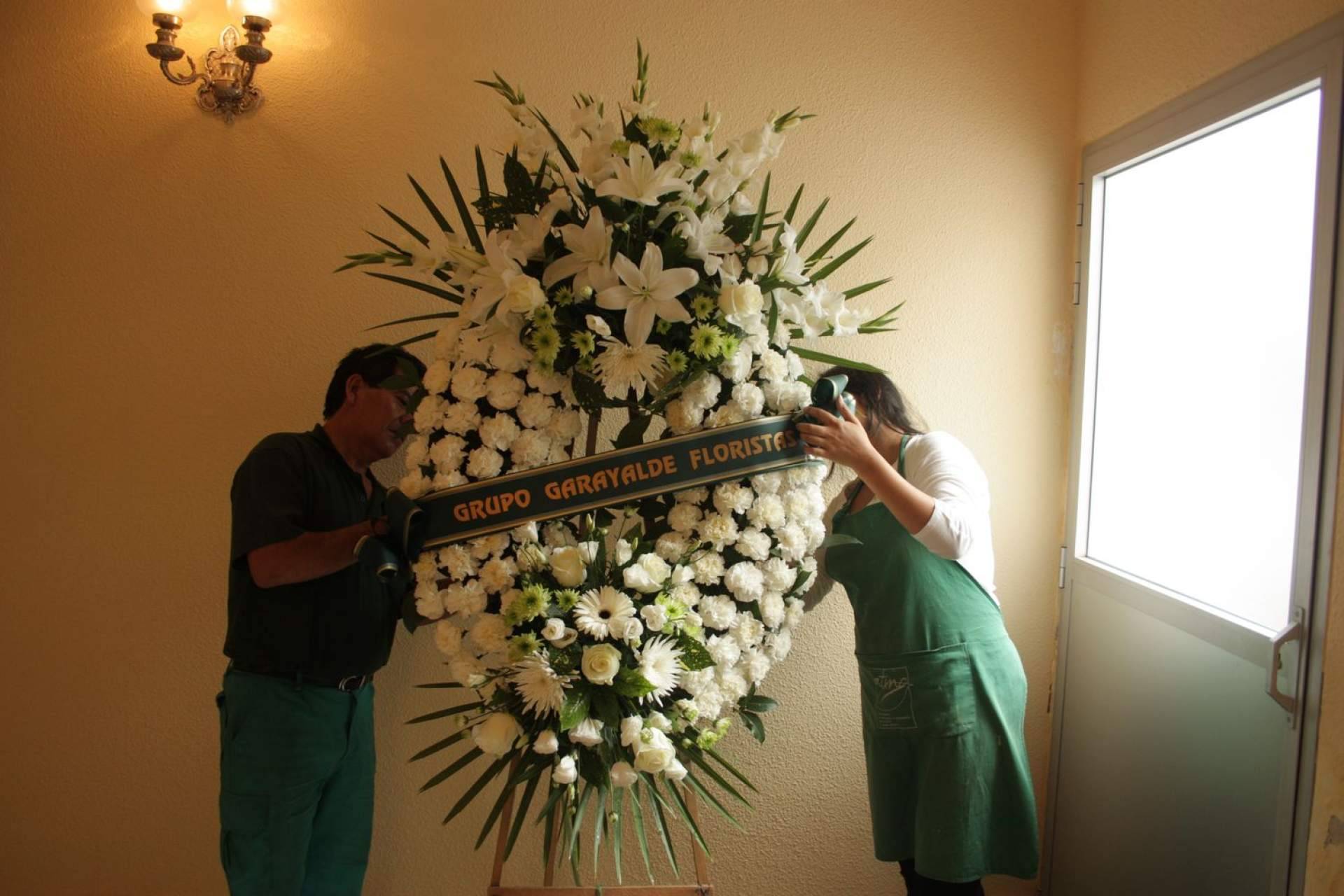 Coronas de flores para los tanatorios de Madrid: Garayalde Floristas