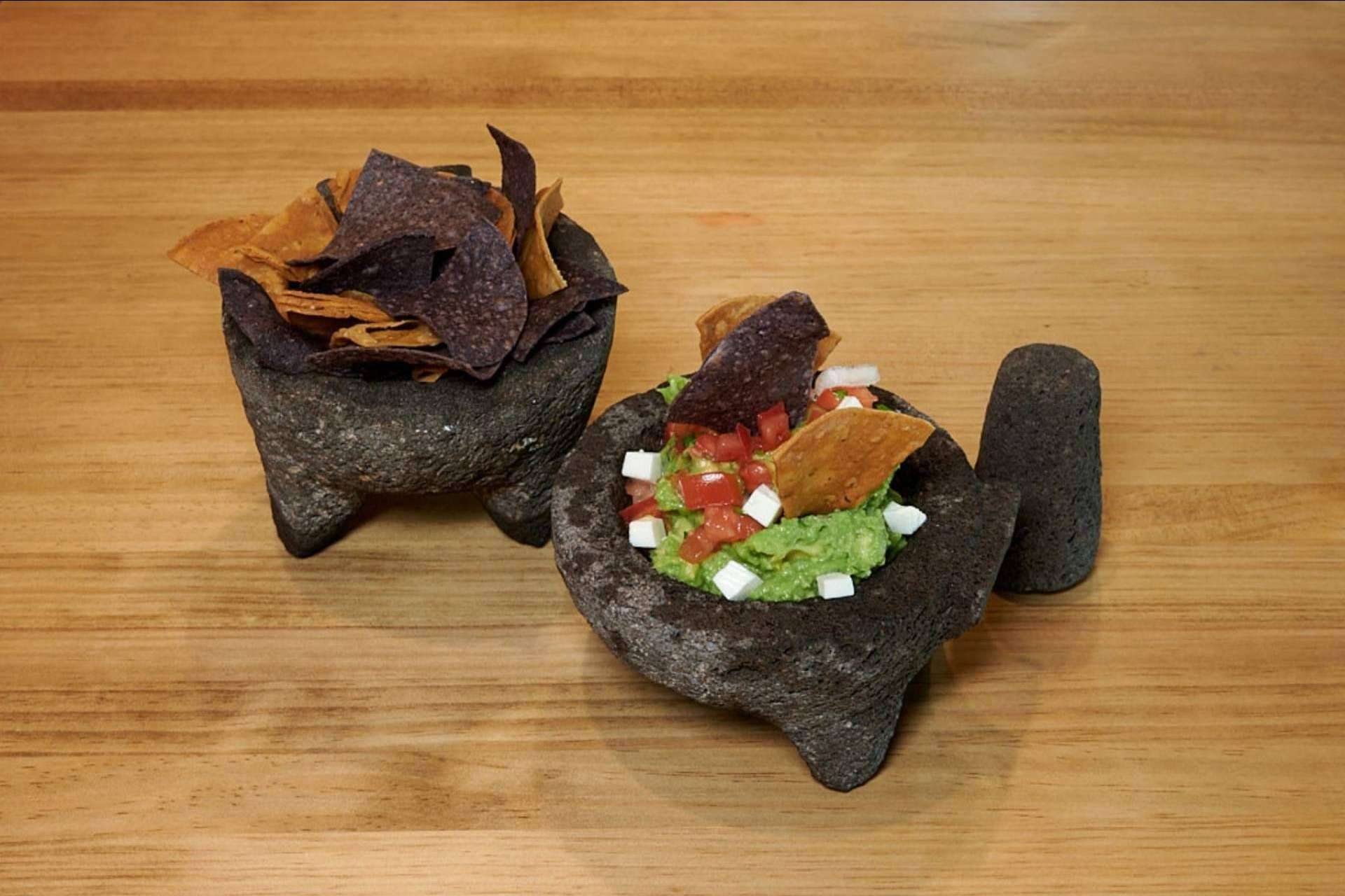 Degustar auténtico guacamole en el restaurante mexicano La Llorona