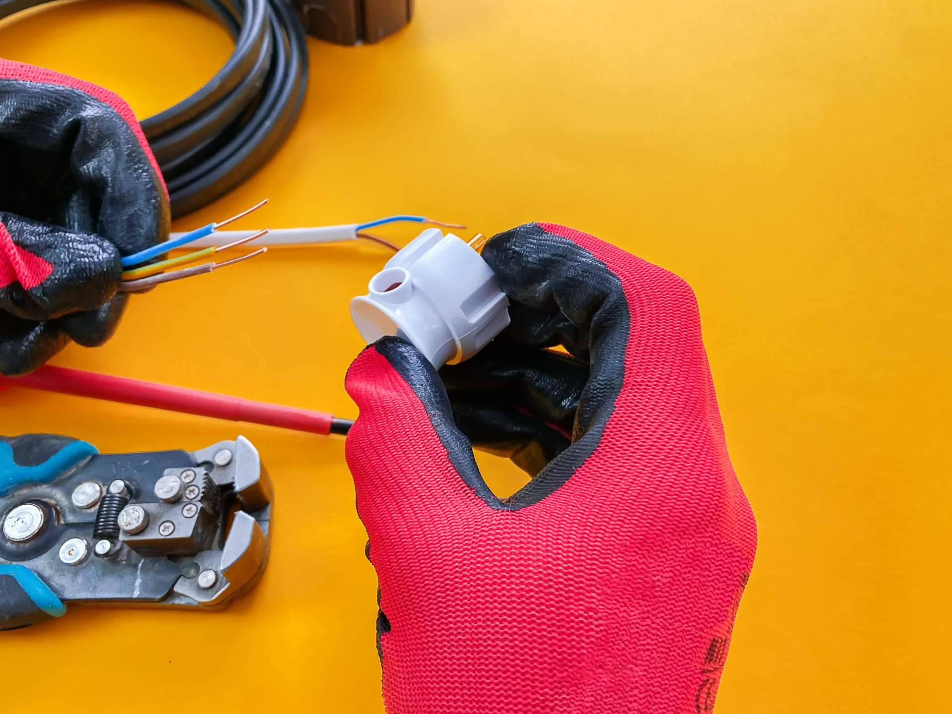 Elegir un electricista en Madrid: los consejos de Luzmart