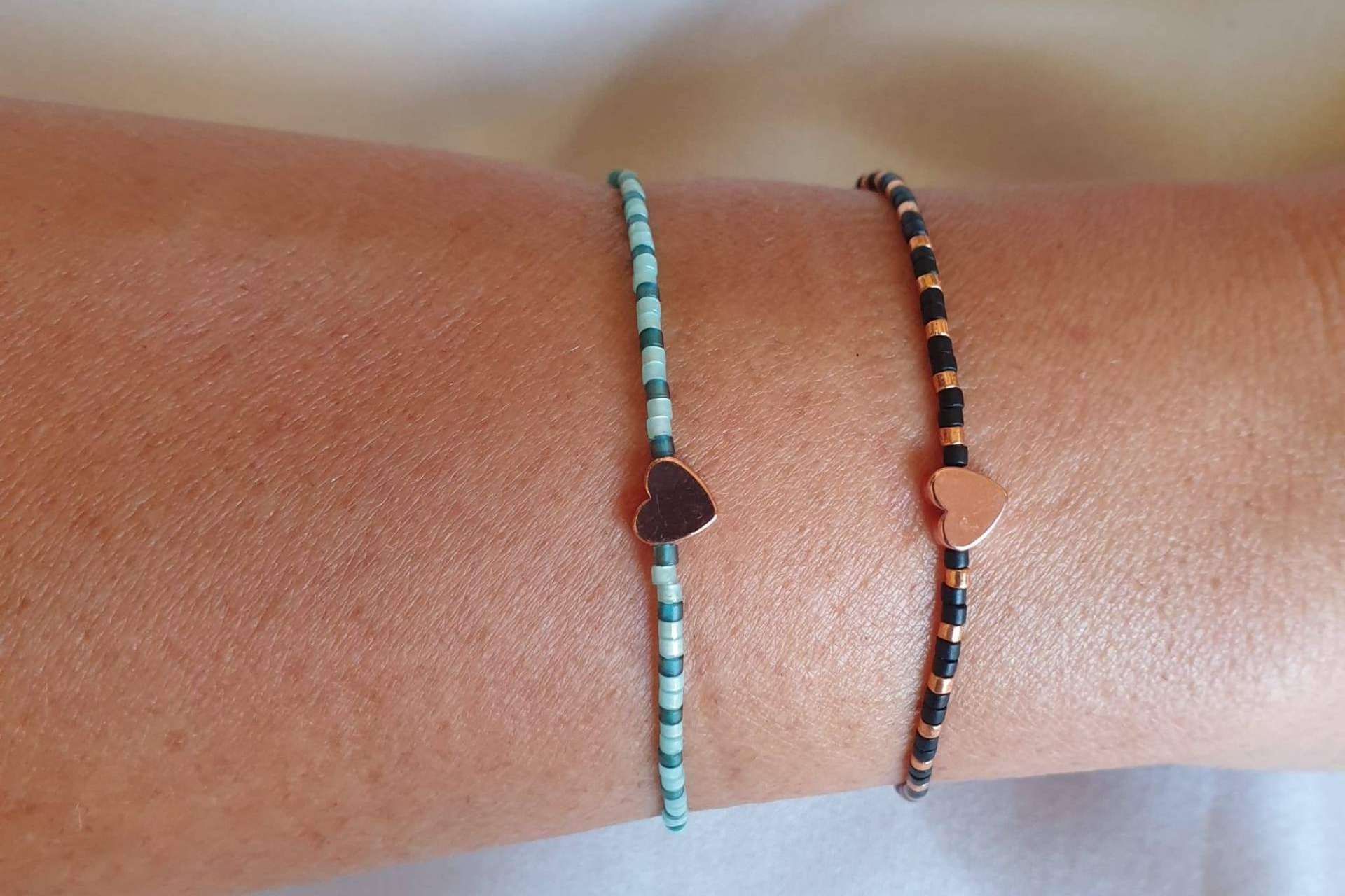 Combinar todos los looks con las pulseras de cristal de colores de Dkary