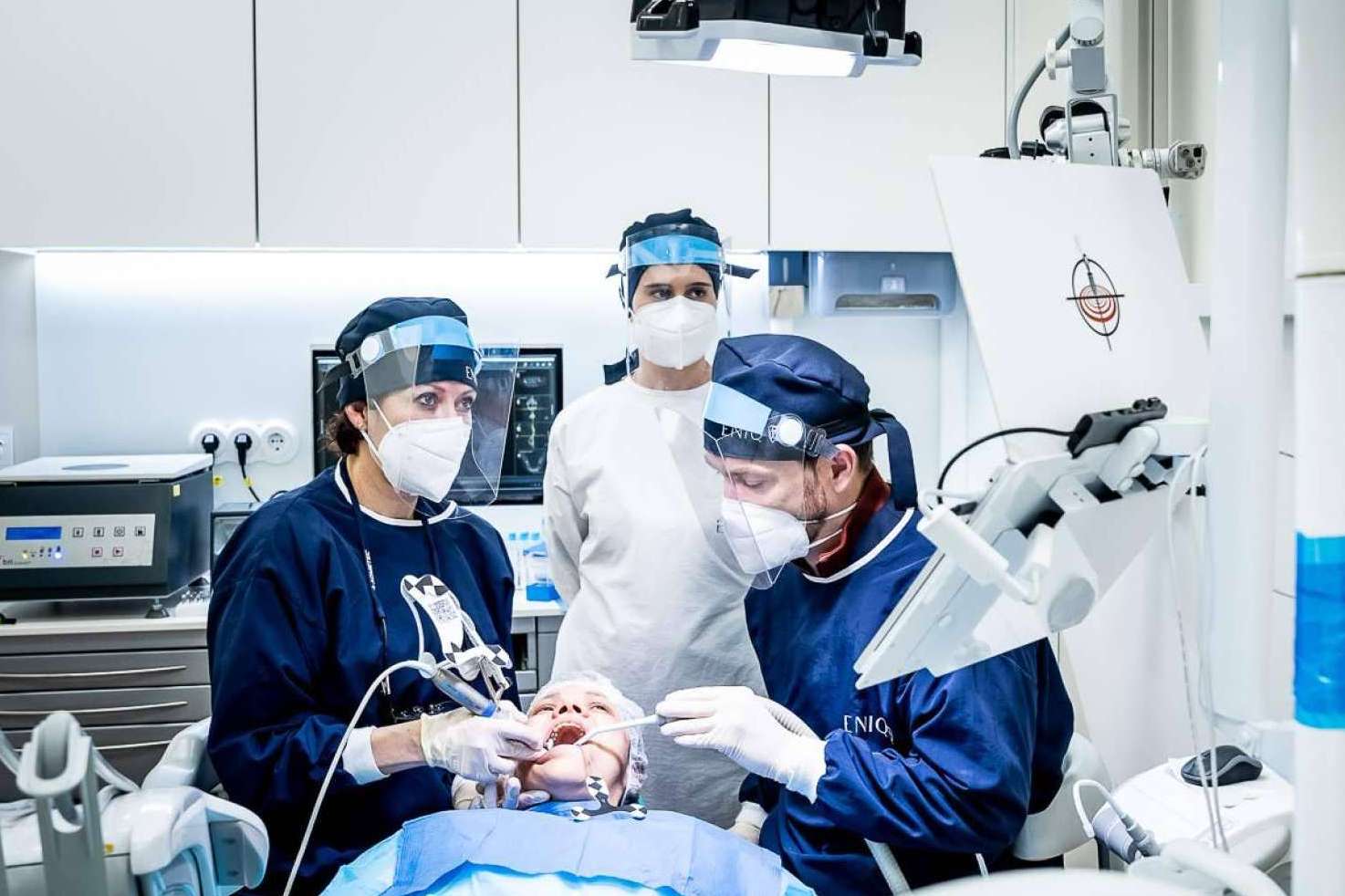 ¿Qué son los implantes dentales con cirugía de navegación dinámica?: Clínica Eniq
