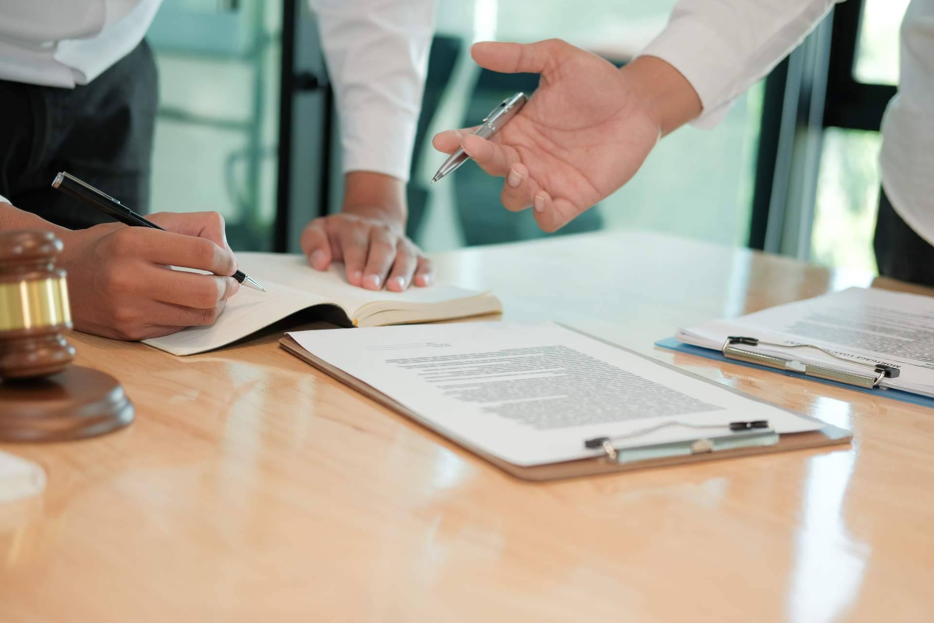 En Royal Mediter Group cuentan con la mejor asesoría jurídica en Sevilla y Valencia