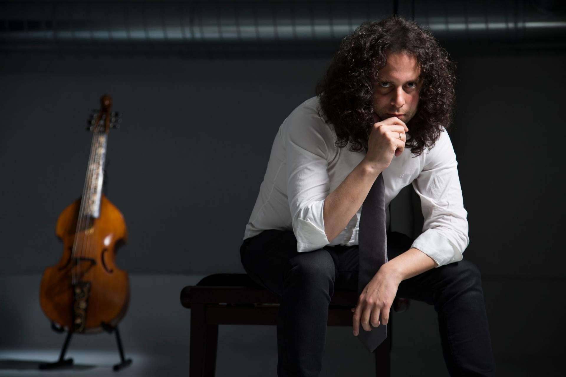 Uno de los mejores intérpretes de viola da gamba del mundo es Fahmi Alqhai