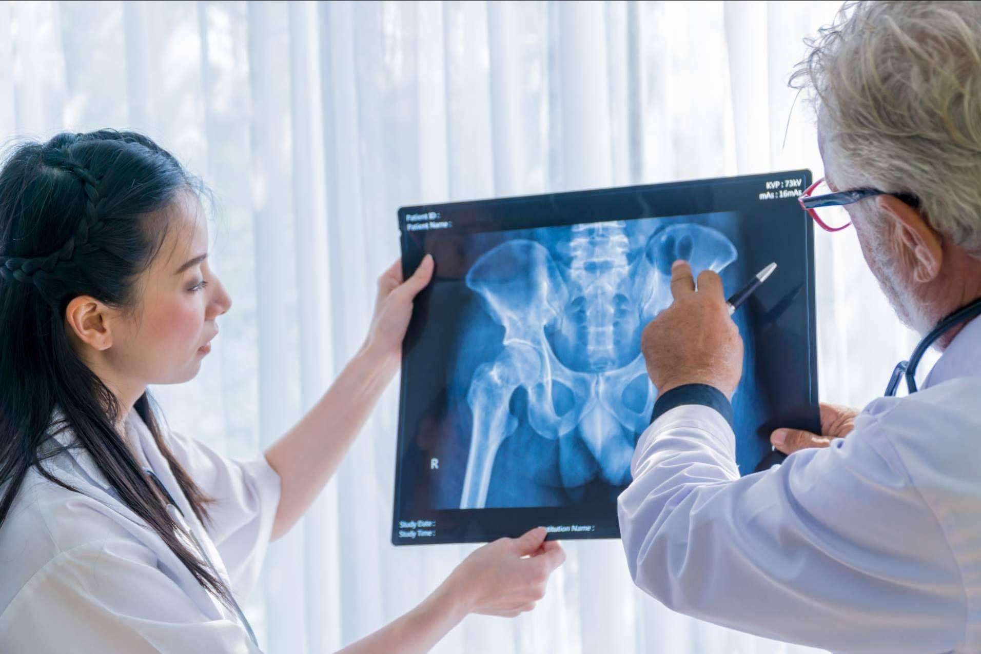 ¿Cómo afecta la inclinación de la pelvis? según Atlas Vital