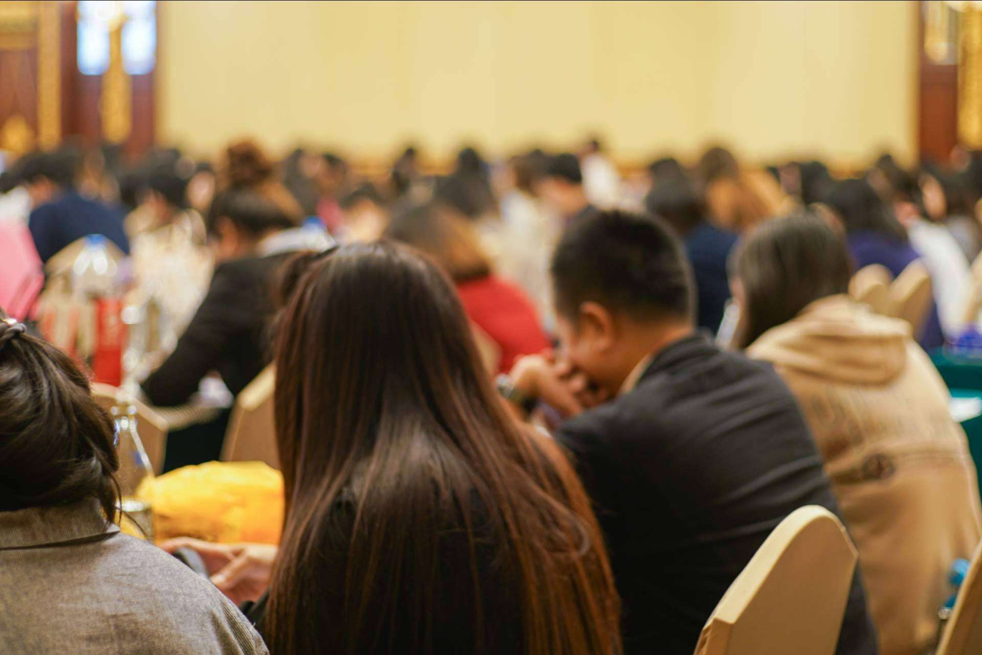 Eventos híbridos: combinar la modalidad presencial con la virtual con Kopernico Eventos