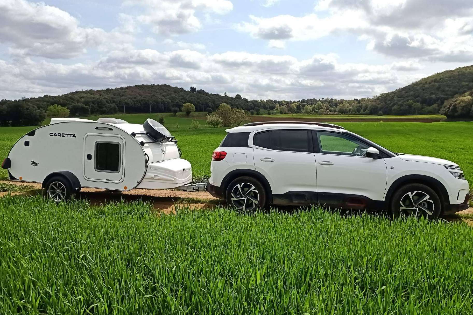 Minicaravanas.com vende caravanas pequeñas con baño y equipamiento para dos viajeros