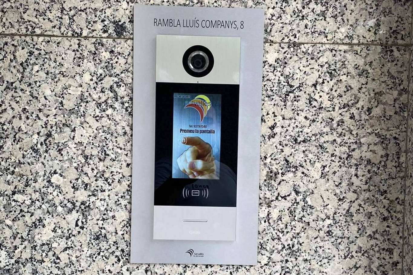 ¿Por qué instalar un videoportero táctil de SatVallès?