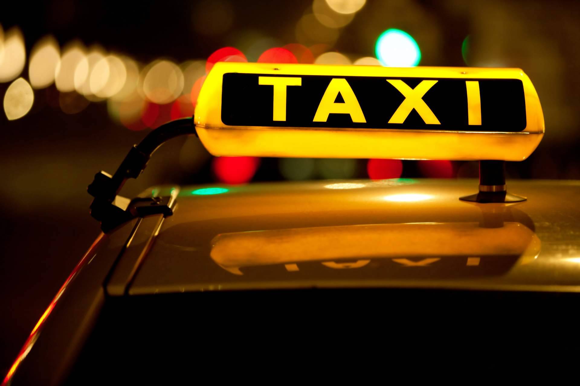 ¿Cómo funciona el servicio transfer y taxi en Málaga de Taxi Málaga Airport Charly transfer 24 hours?