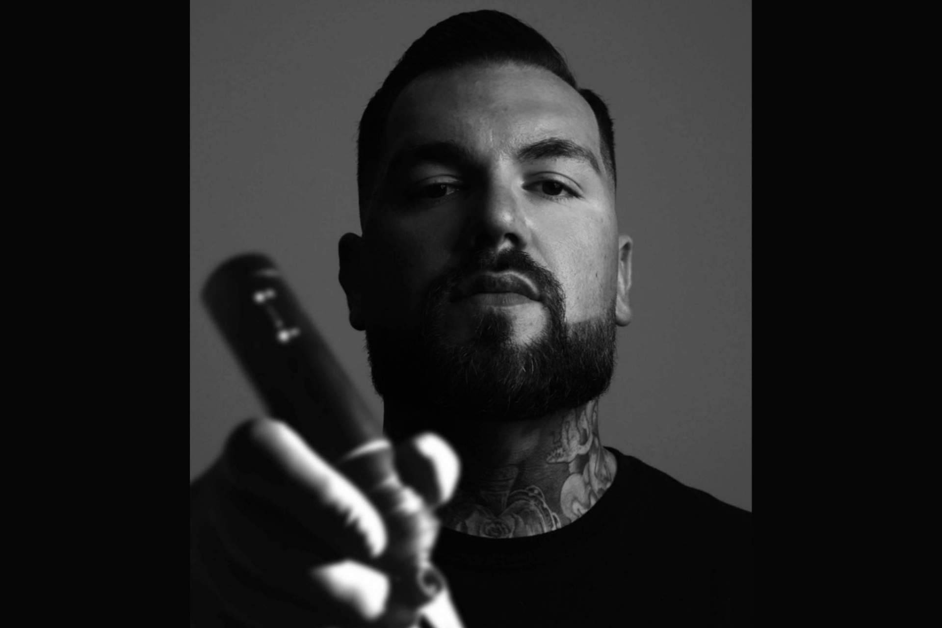 Carlos Fabra es el propietario y artista principal de CosaFina Tattoo