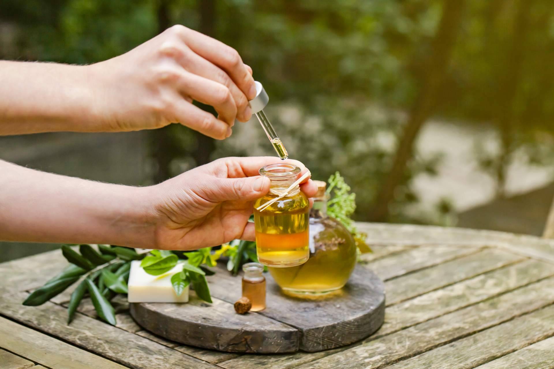 Cómo se extraen los aceites esenciales y sus beneficios, por Comdiet