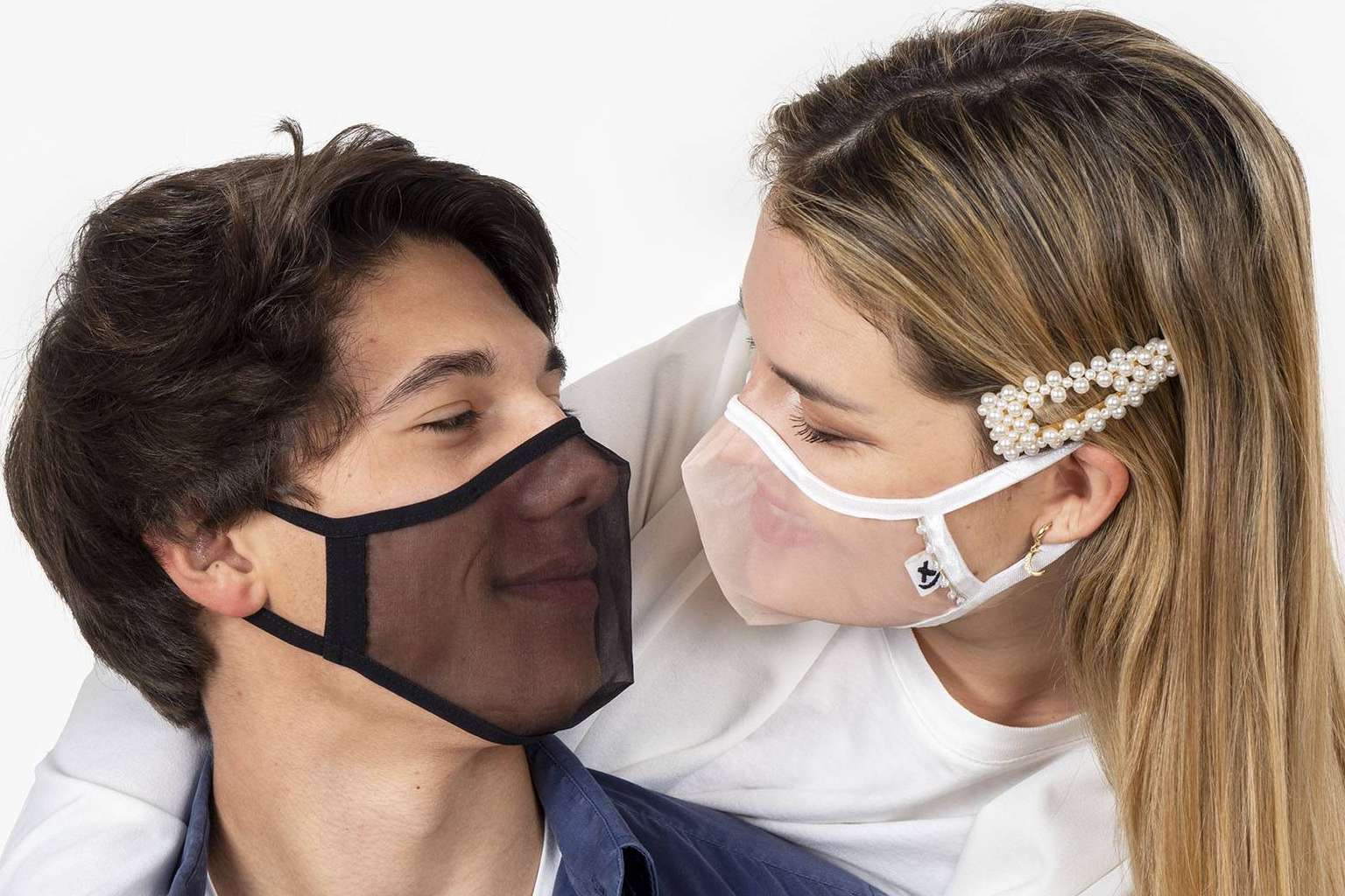 Las mascarillas transparentes de Xula ayudan a las personas con minusvalía auditiva a comunicarse