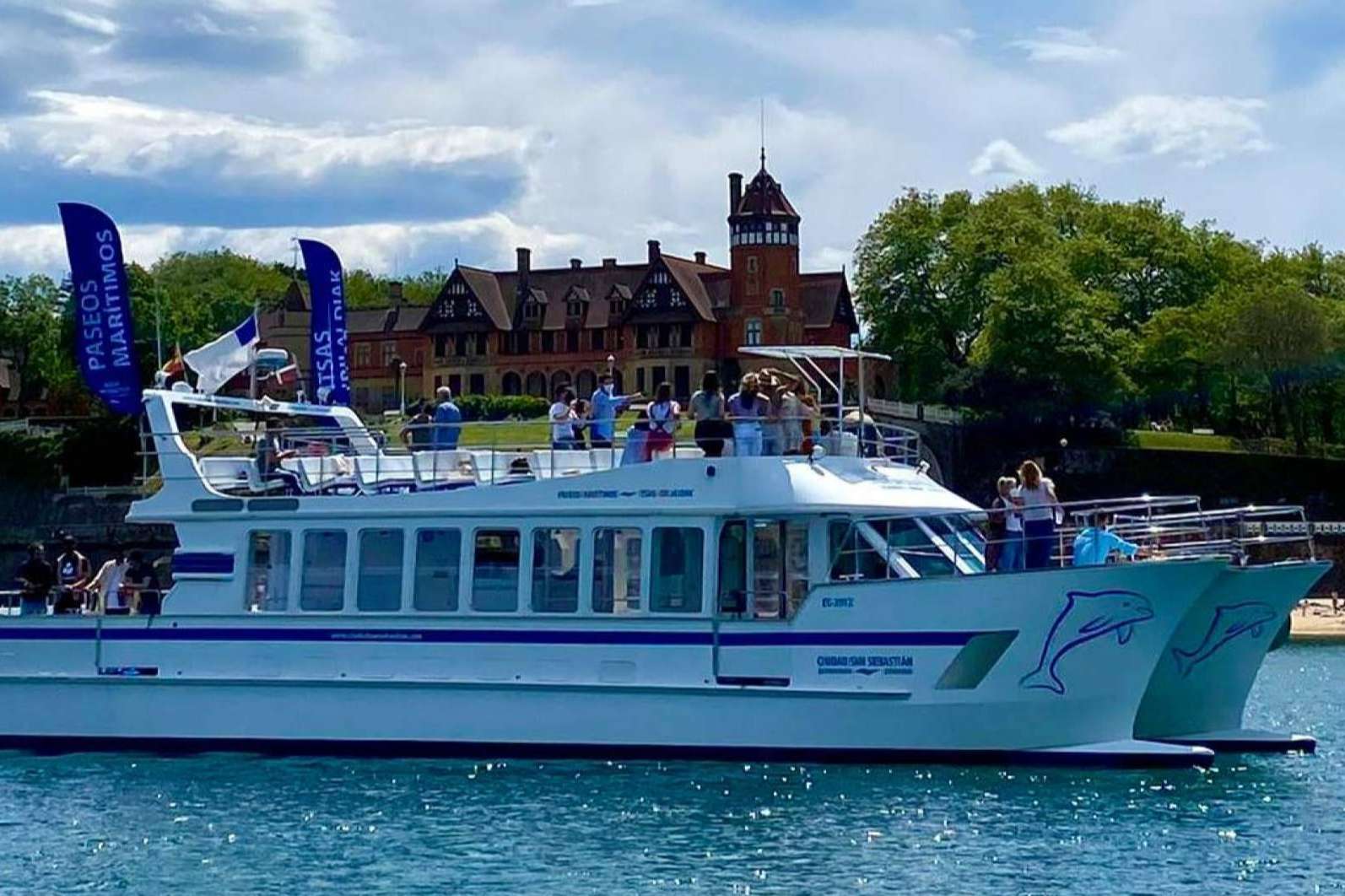 Celebrar eventos de empresa a bordo del catamarán Ciudad San Sebastián