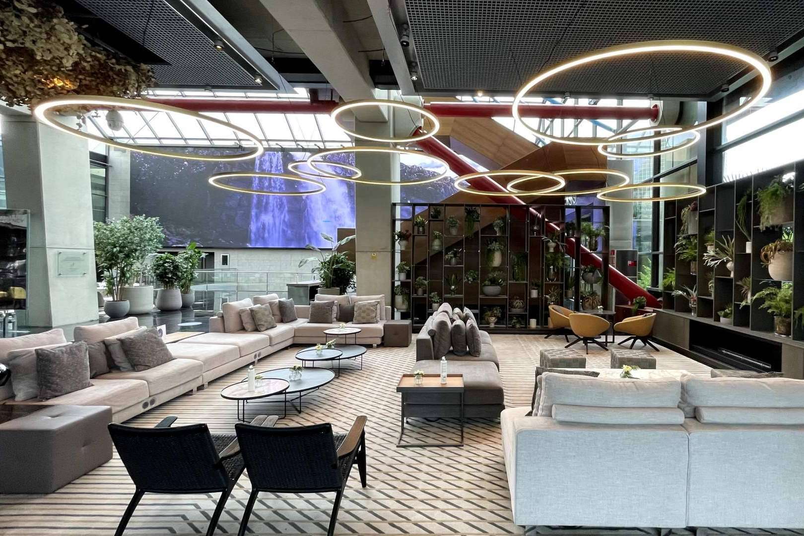 La lámpara circular se ha convertido en el clásico como recurso para iluminar un espacio con INSOLIT