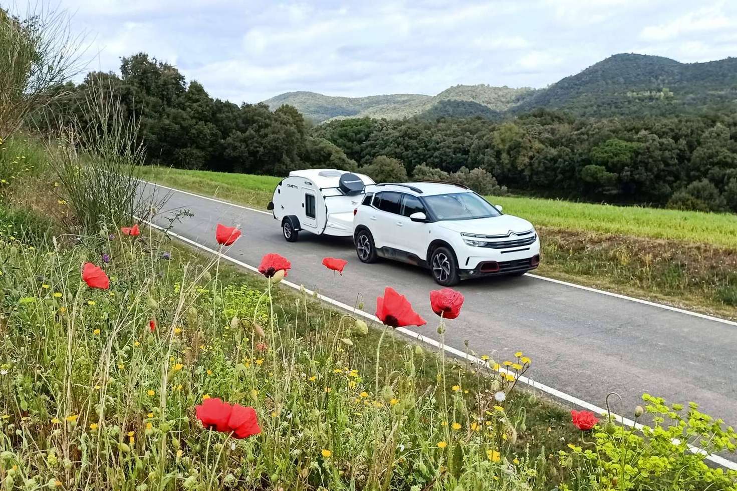 El remolque camper de Minicaravanas.com que destaca por su diseño deportivo que se adapta a todos los ritmos de vida
