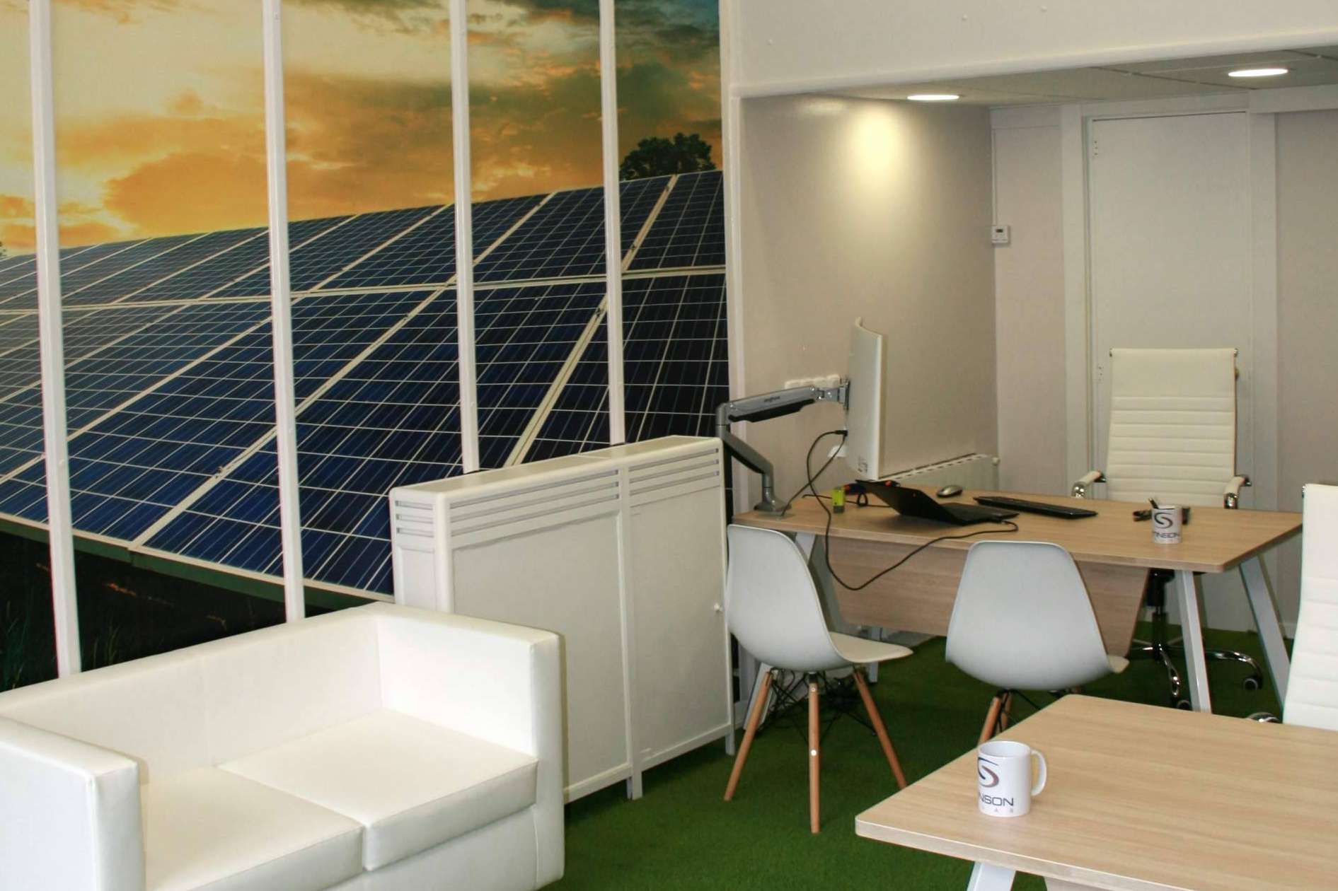 ¿Qué soluciones proporciona Stinson Solar para ahorrar energía?