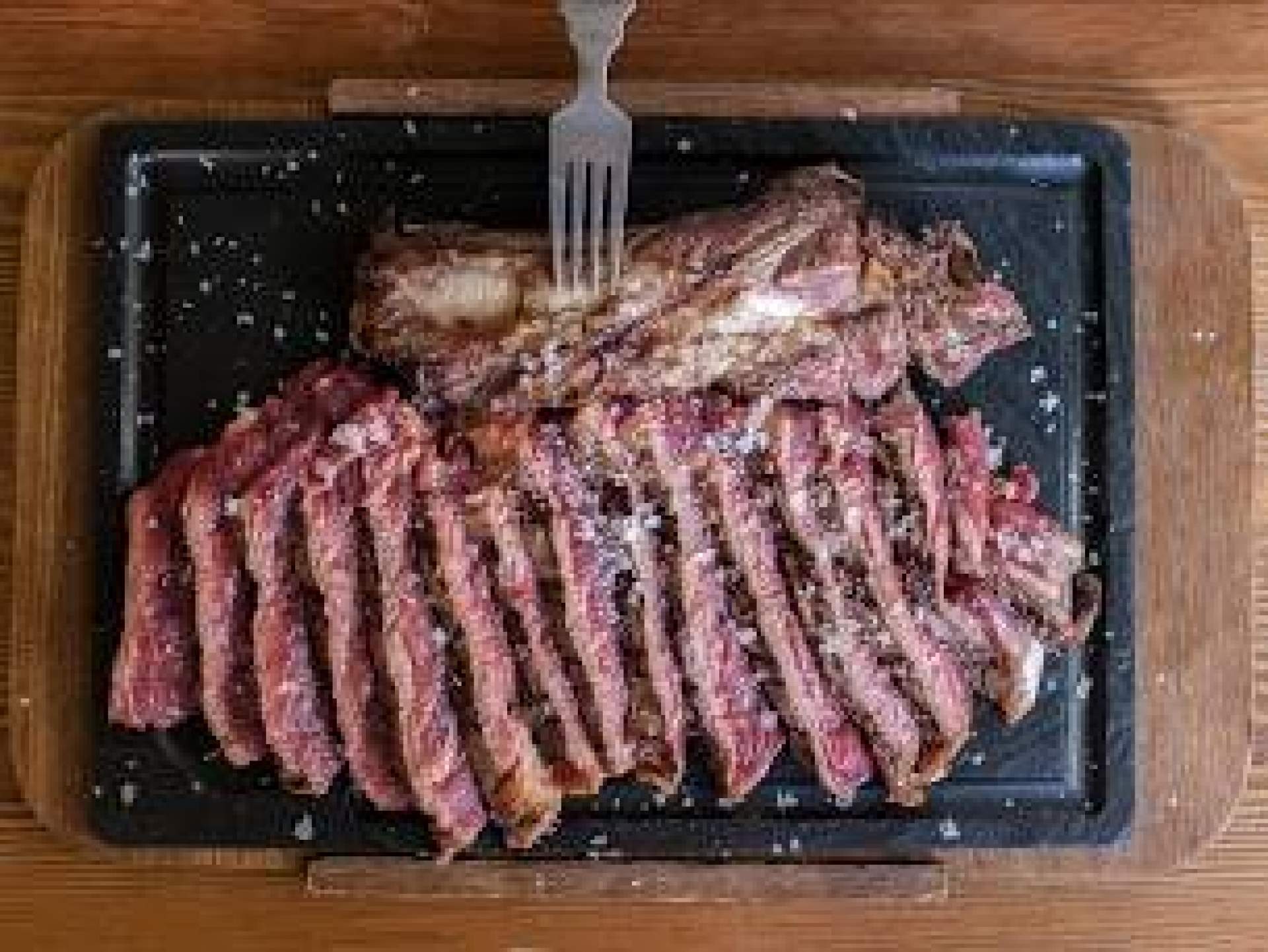 ¿Cuál es el restaurante con carne a la piedra que destaca entre el público más joven? Vic Brasería