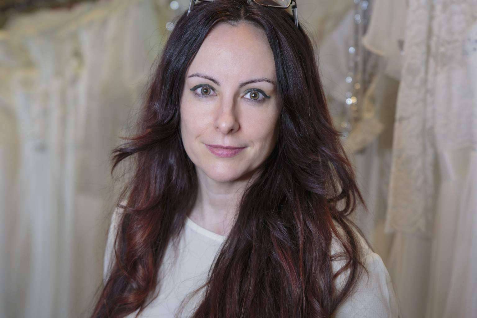 Diseñadora de vestidos de novia Vega