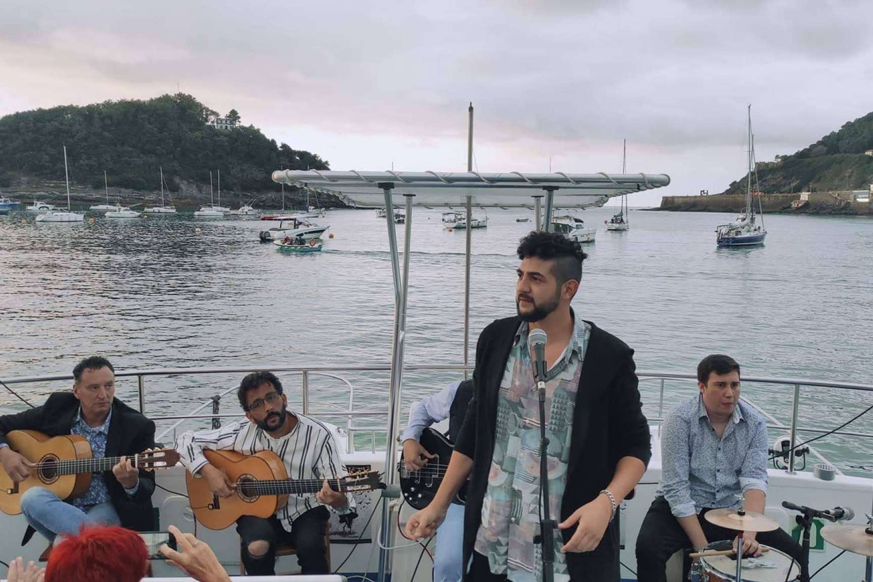 Una experiencia inolvidable con música en directo a bordo del Catamarán Ciudad San Sebastián