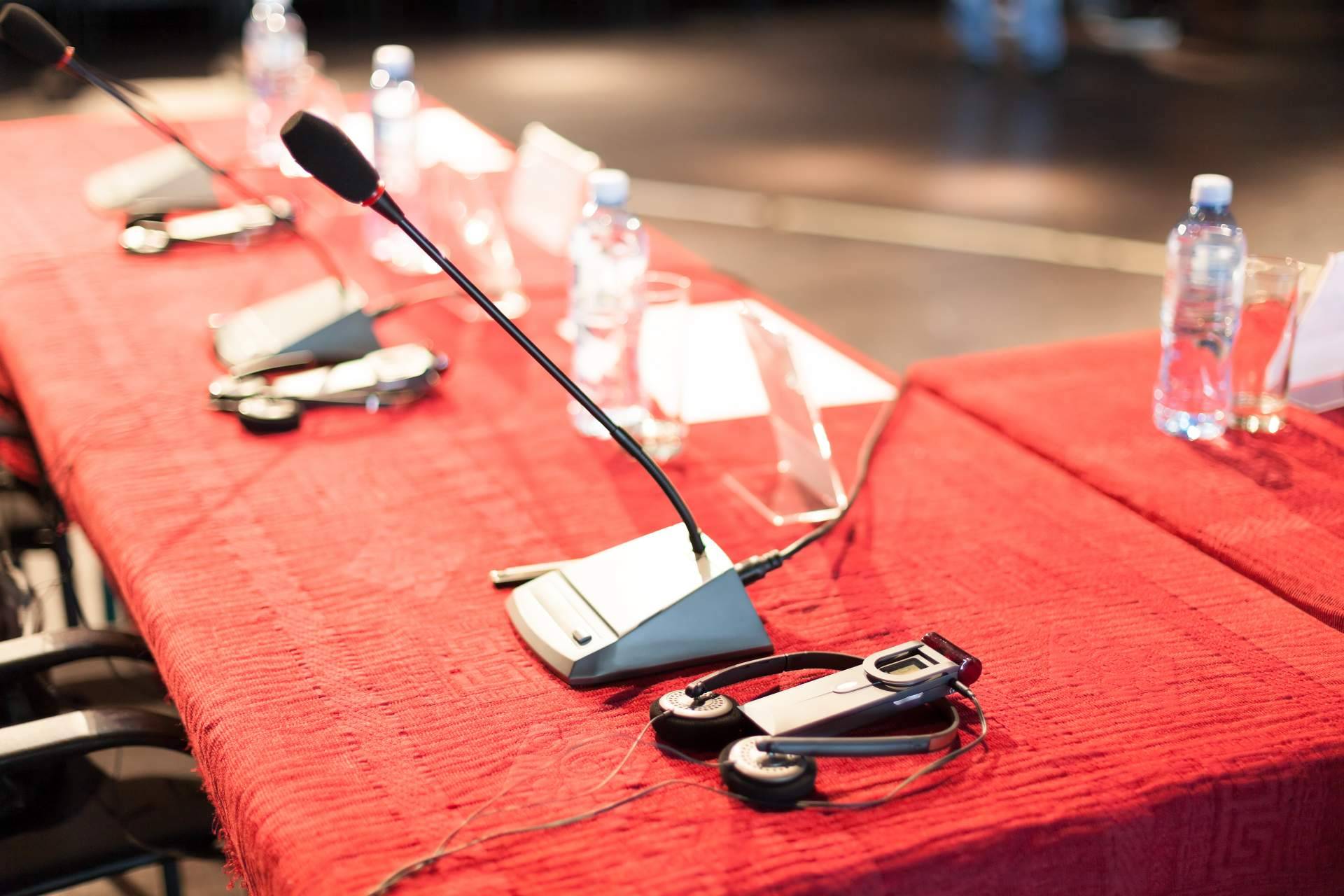 Interpretación simultánea en conferencias y otros eventos de la mano de la agencia de traducción jurada ENAI E-Consulting Internacional