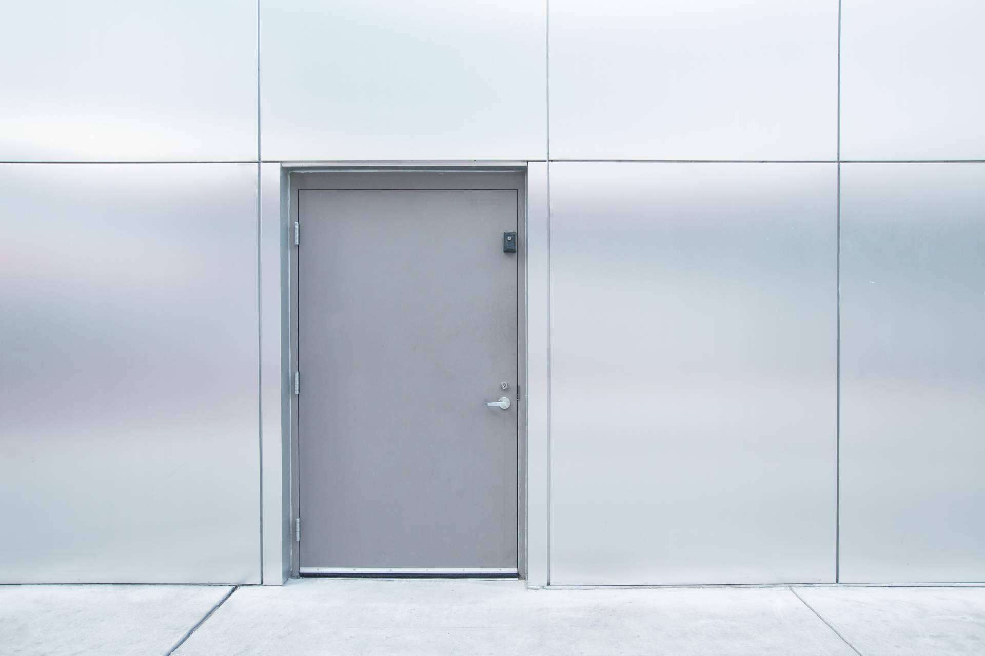 Las puertas galvanizadas son garantía de durabilidad y seguridad, por la tienda online Domuino.es