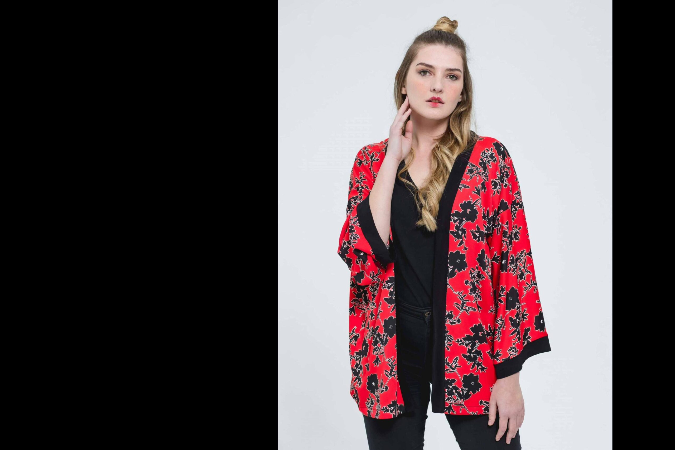 Una prenda milenaria que Kimonea ha reinventado y convertido en un imprescindible de la moda del país, el kimono