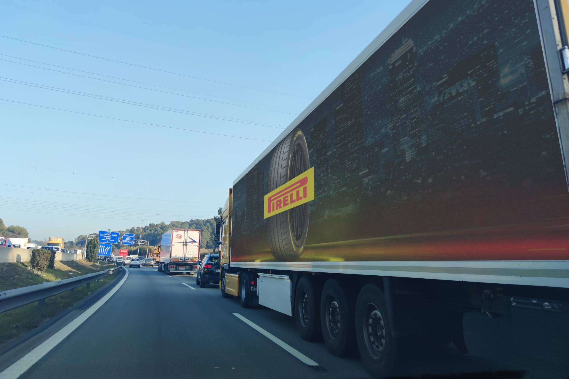 ¿Es rentable ganar dinero con publicidad en el coche?