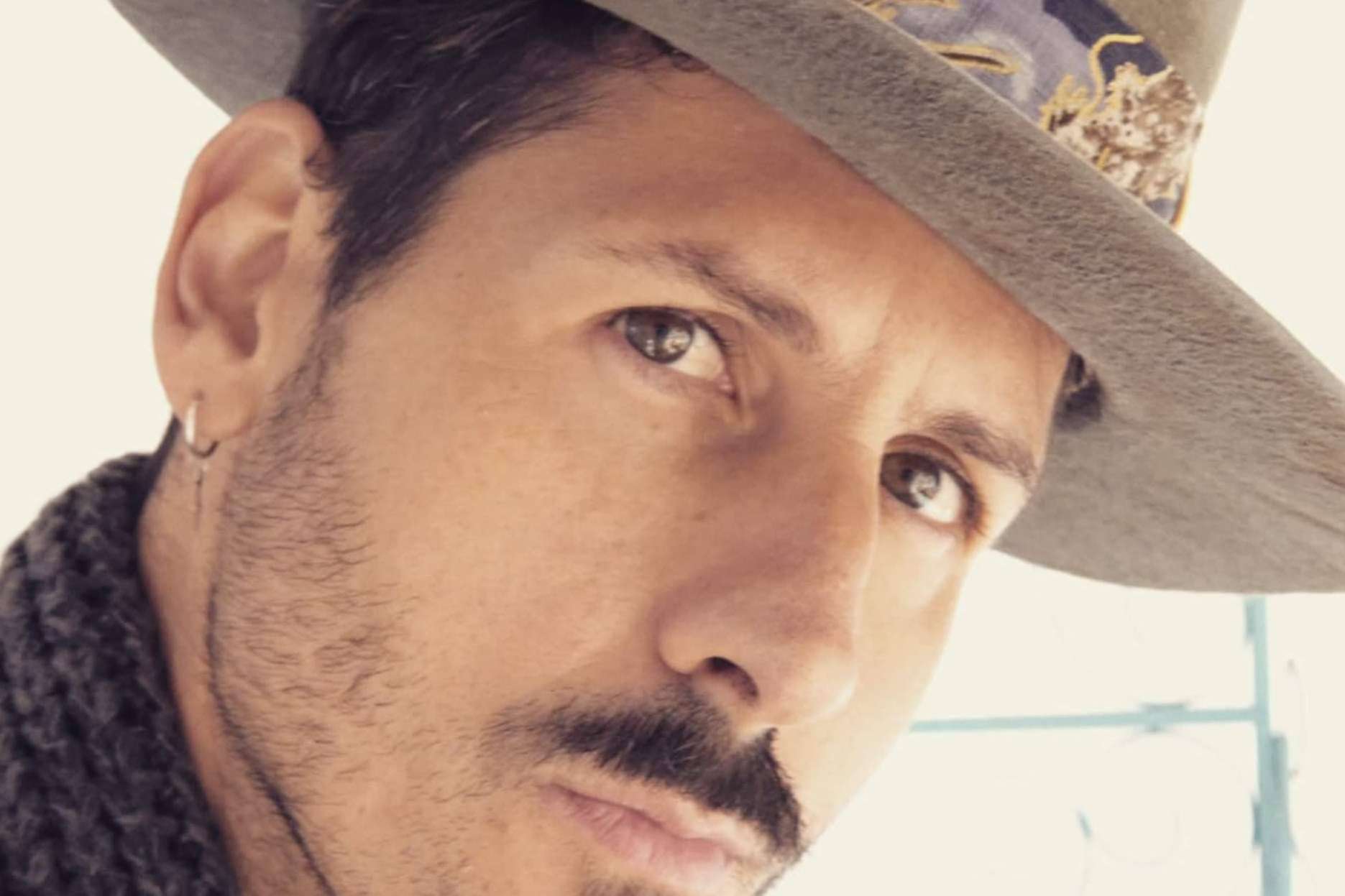Diseñador y creador de sombreros artesanales, la inspiración de Alejandro Mateo
