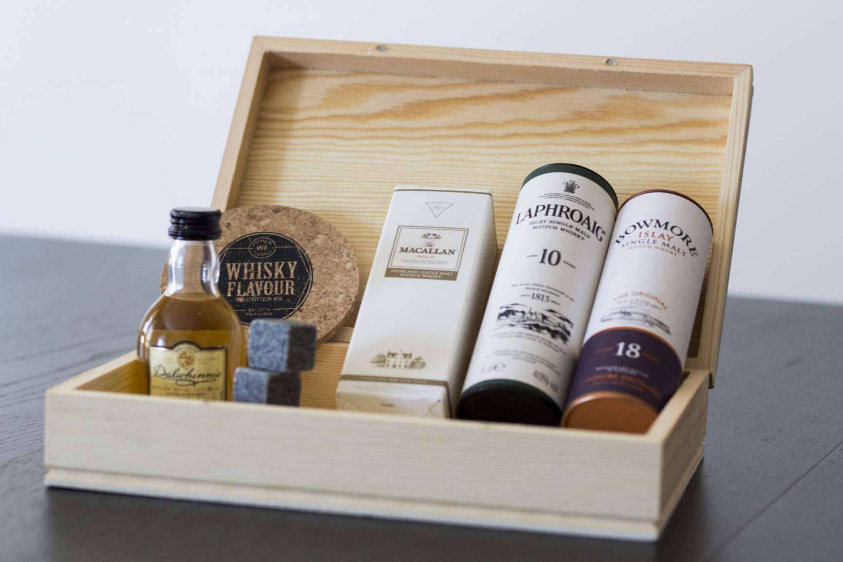 Una idea de regalo original para los amantes del whisky es la caja de suscripción